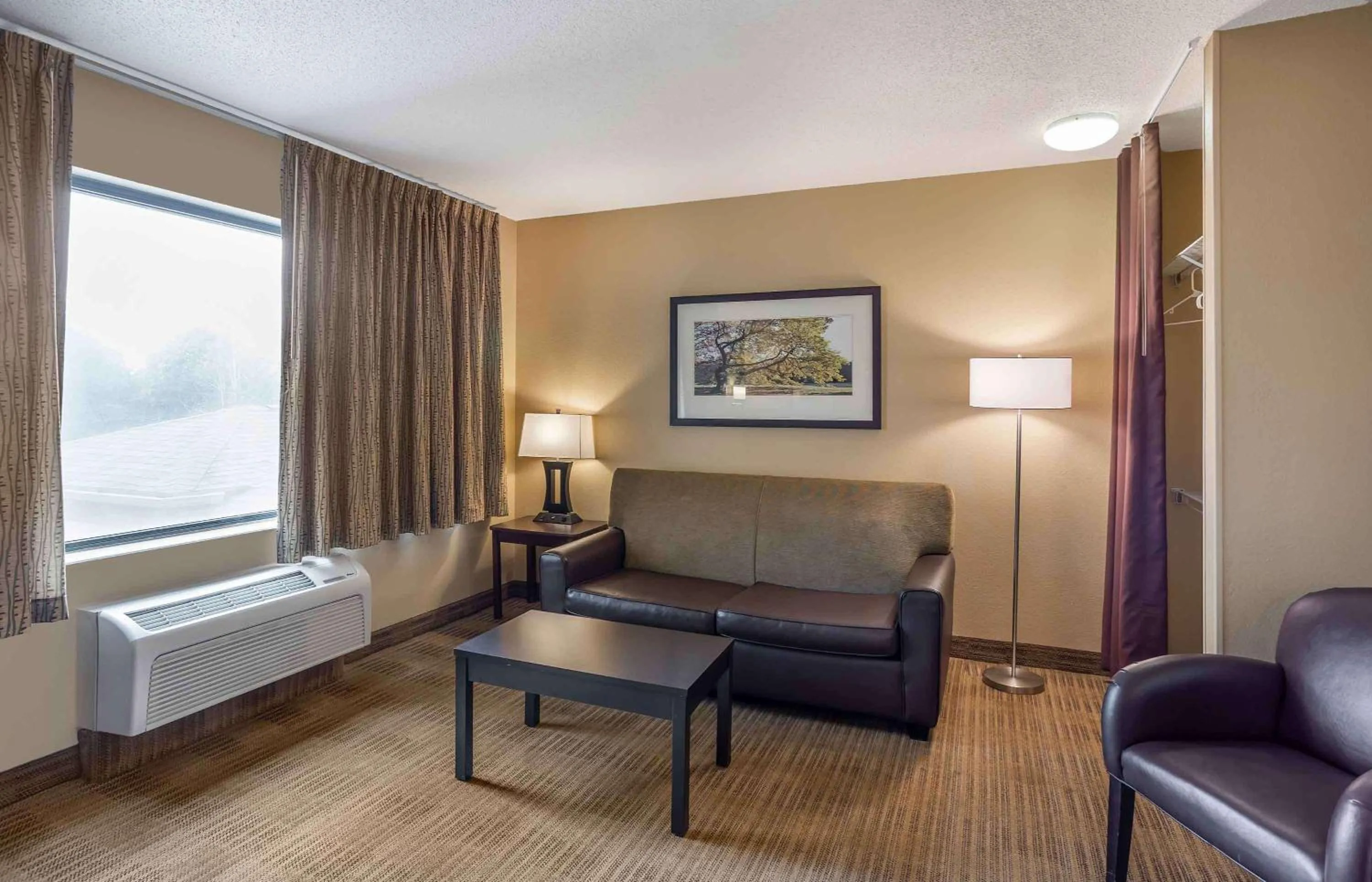 Bedroom, Bed in Extended Stay America Suites - Allentown - Bethlehem