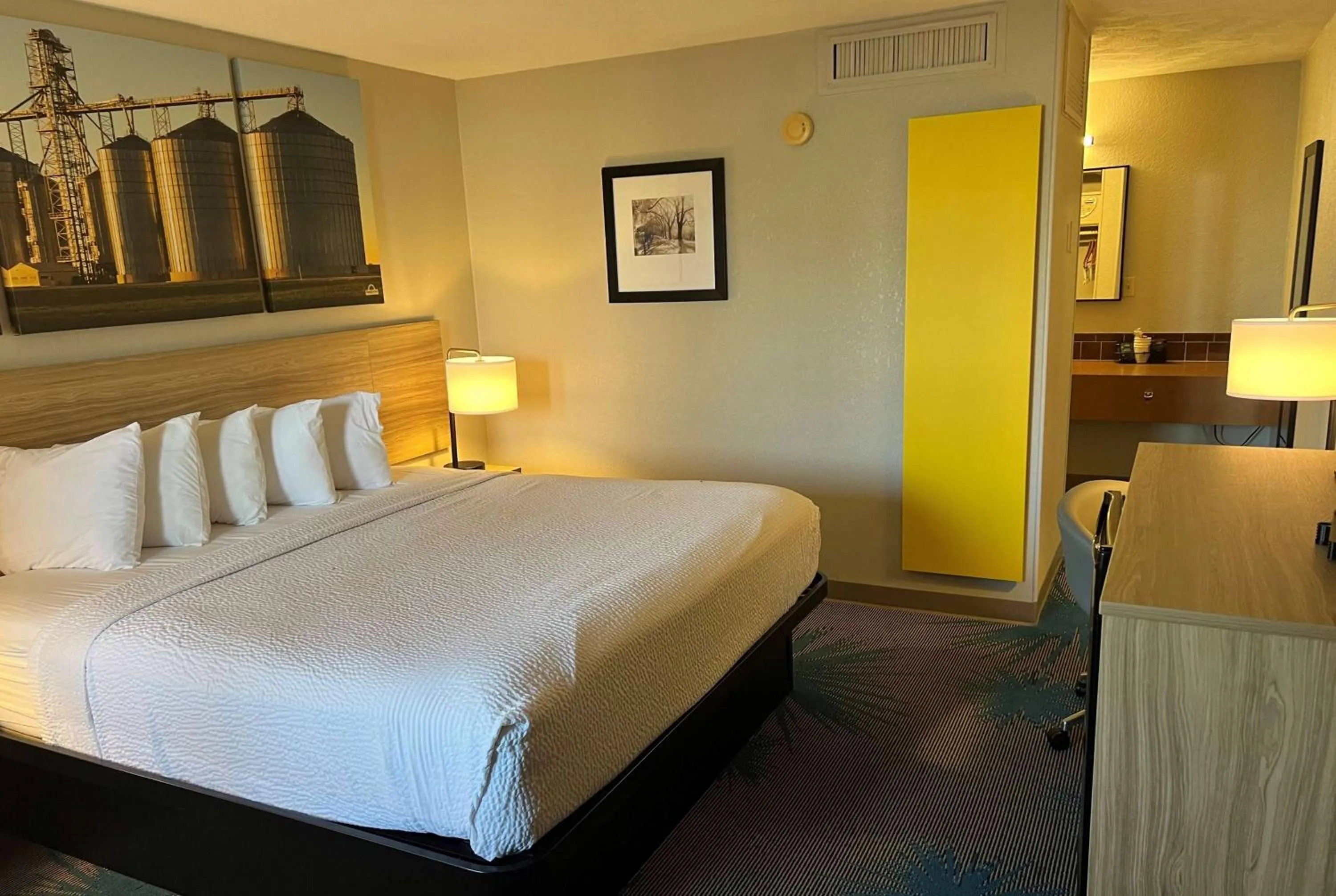 Photo of the whole room, Bed in Days Inn by Wyndham Hays