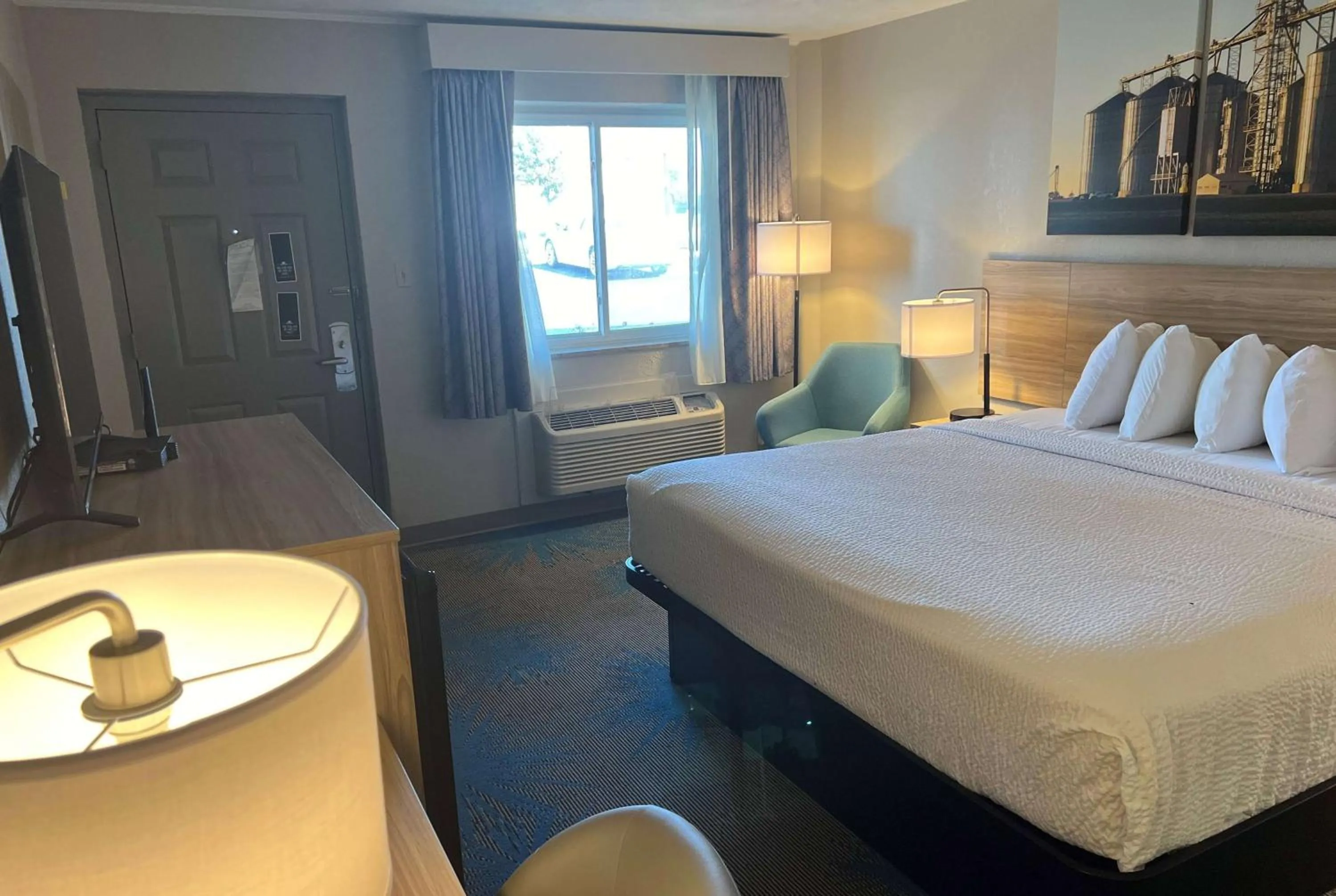 Photo of the whole room, Bed in Days Inn by Wyndham Hays