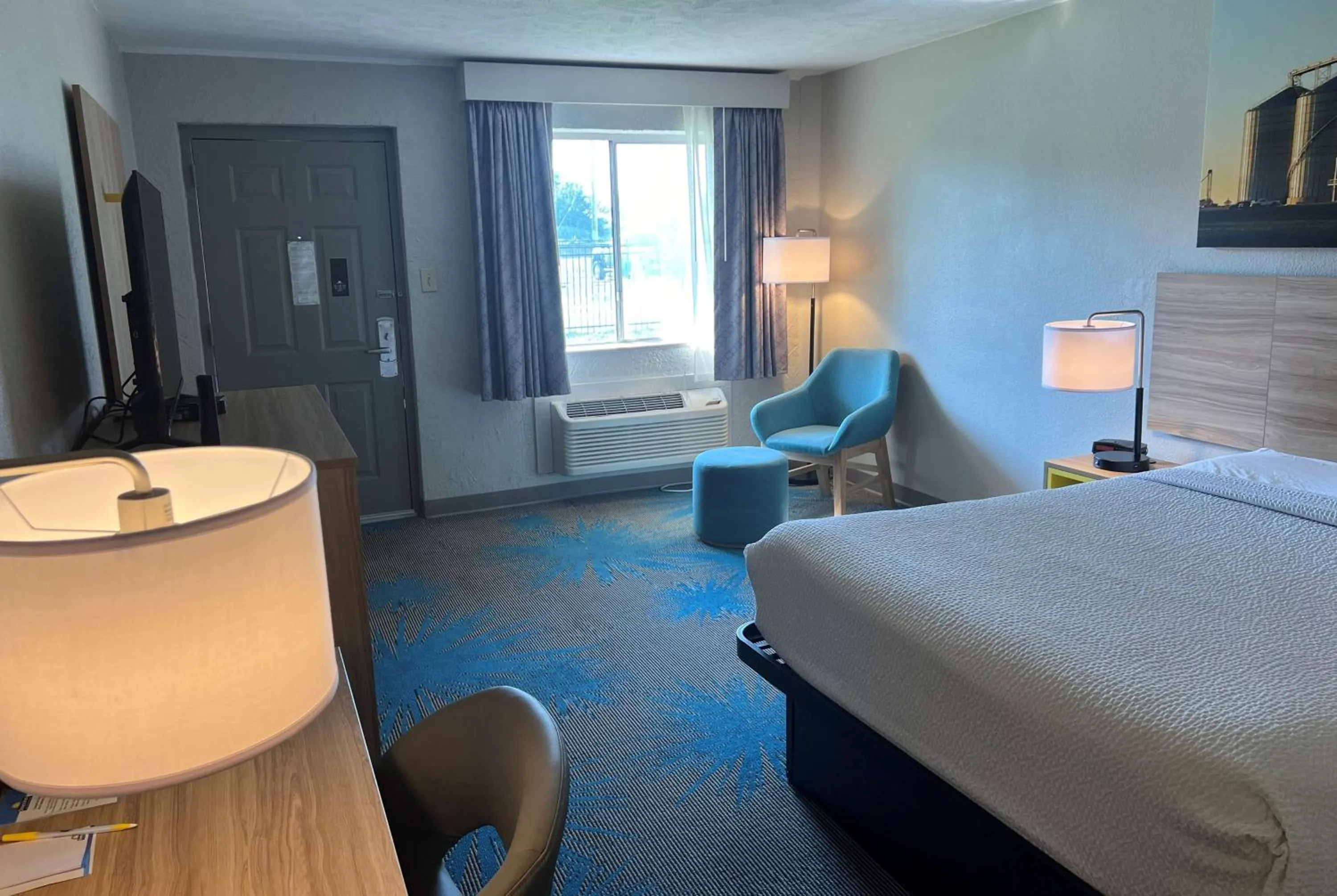 Photo of the whole room, Bed in Days Inn by Wyndham Hays