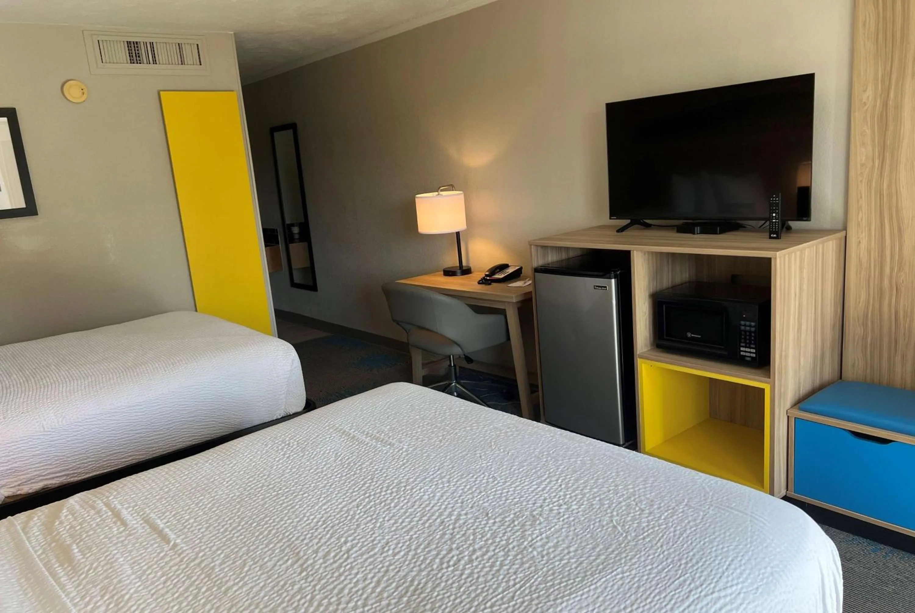 Photo of the whole room, Bed in Days Inn by Wyndham Hays