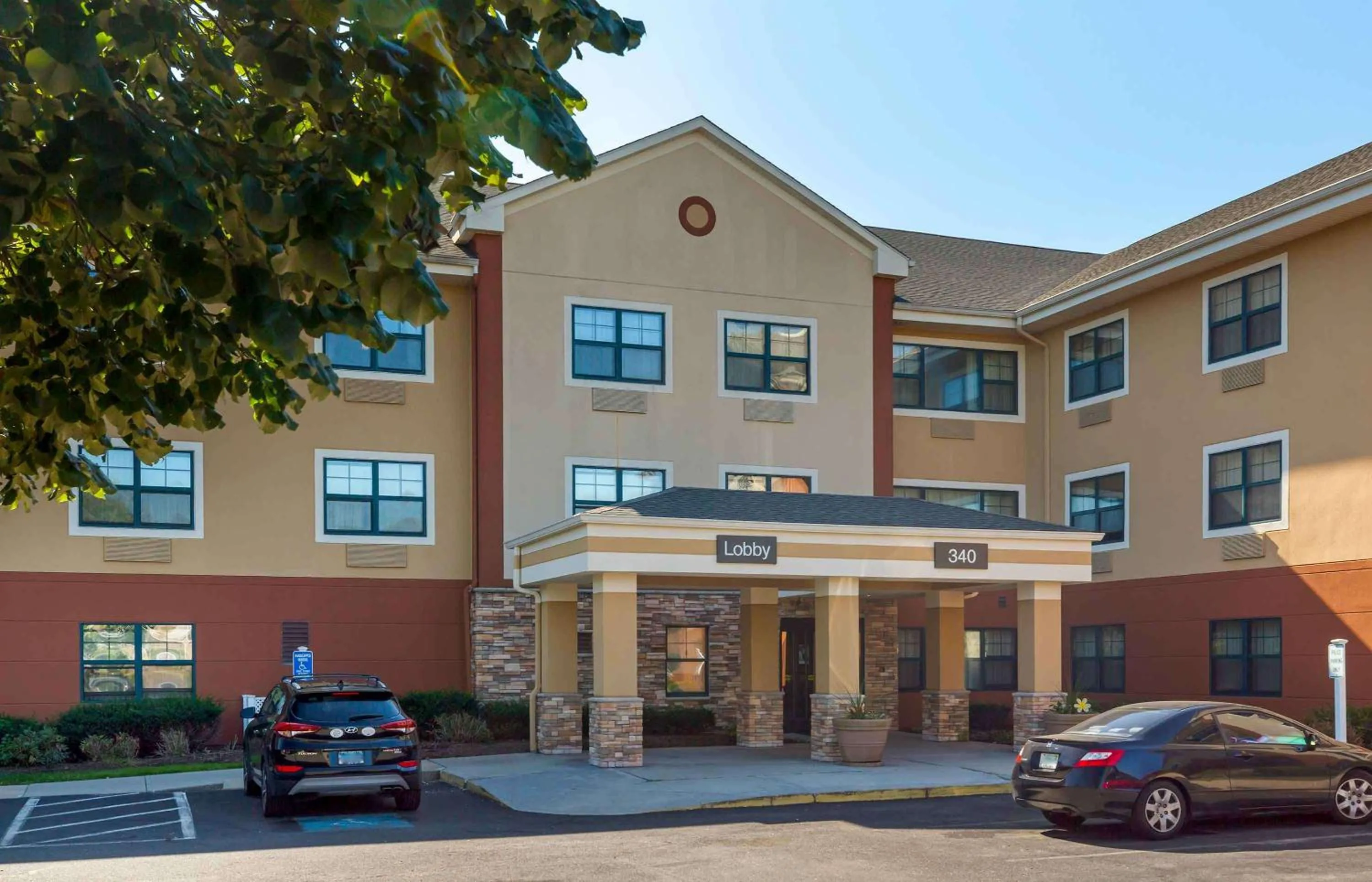 Property building in Extended Stay America Select Suites - Hartford - Manchester