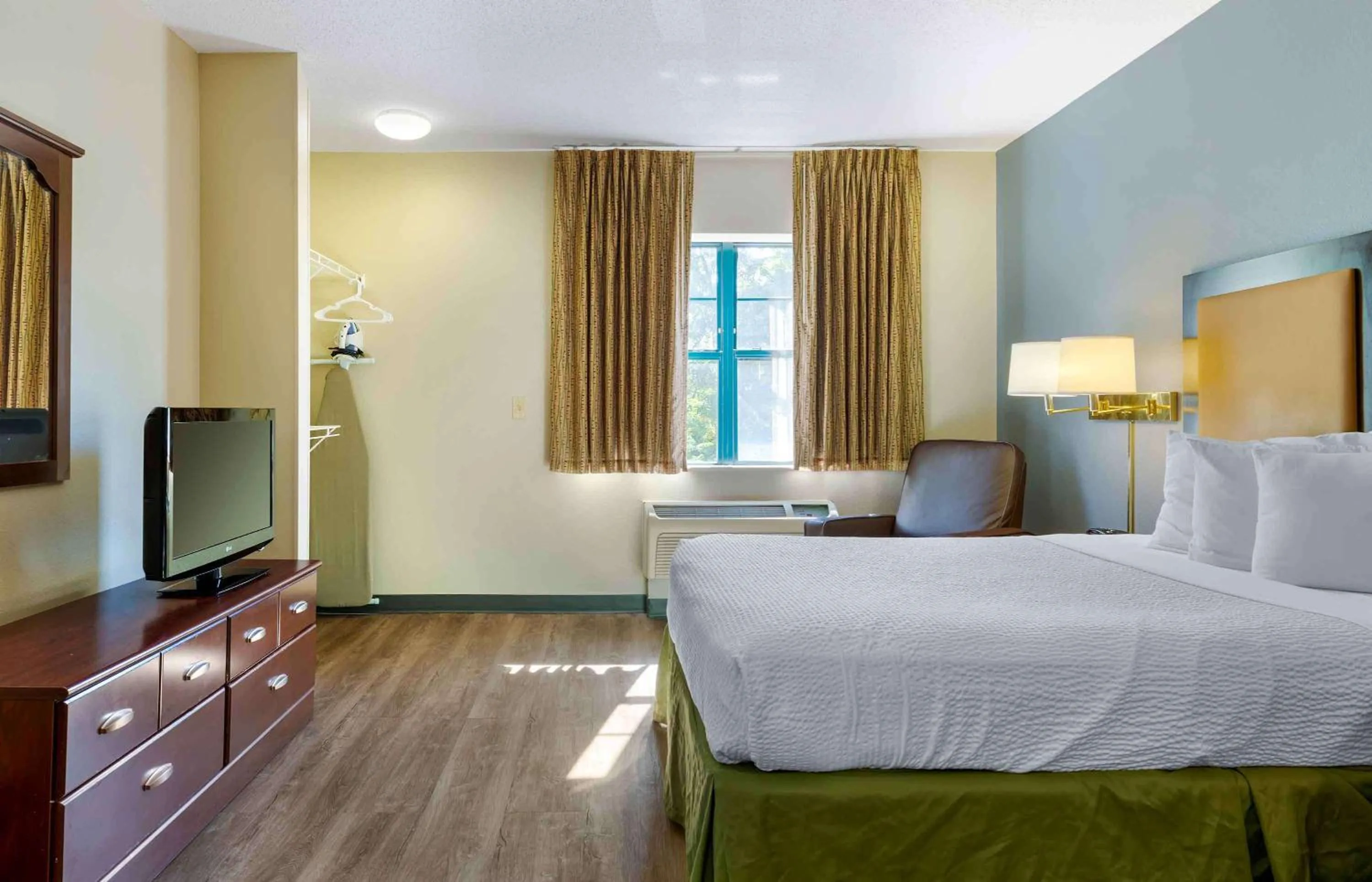 Bedroom, Bed in Extended Stay America Select Suites - Hartford - Manchester