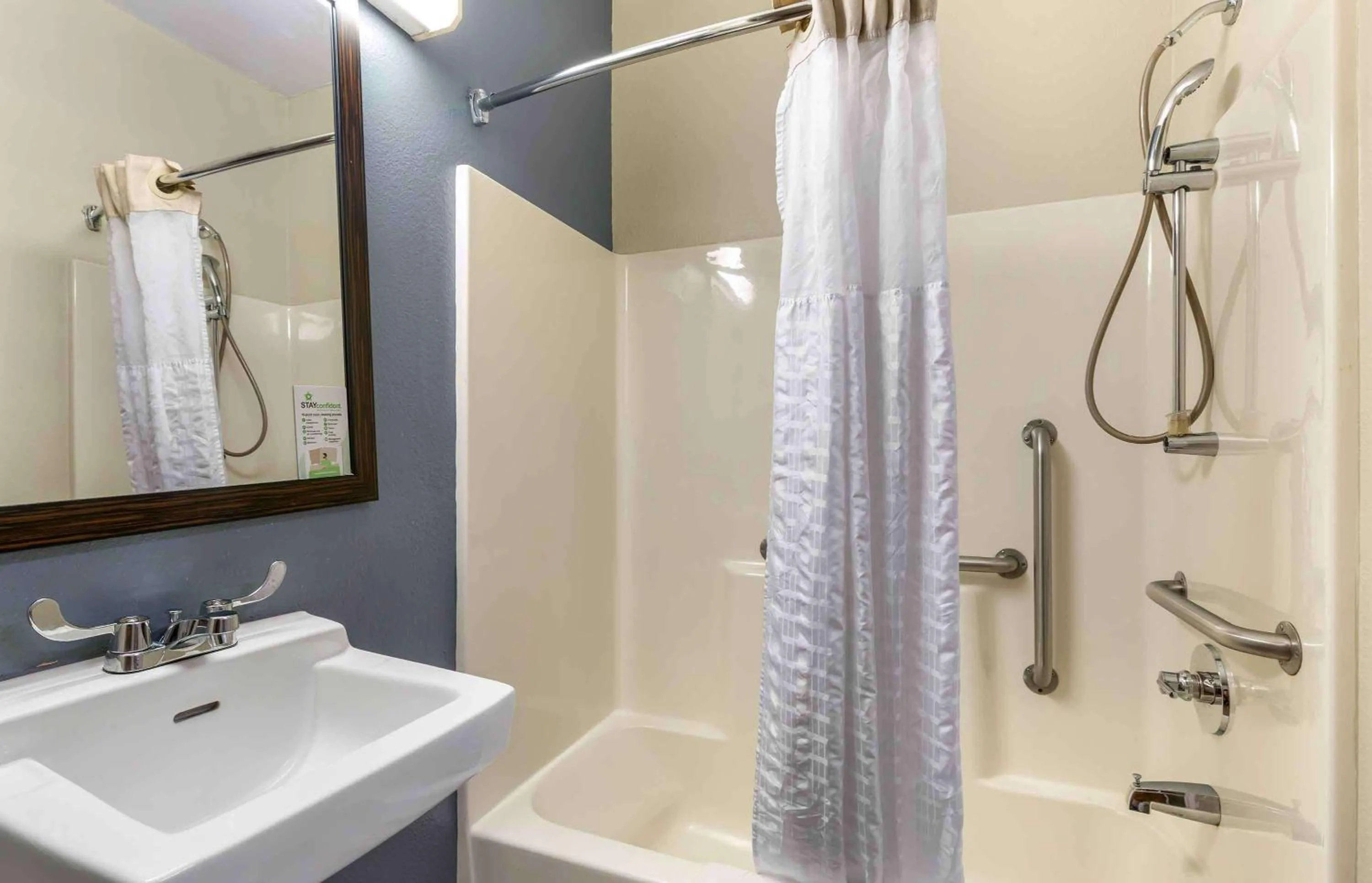 Bathroom in Extended Stay America Select Suites - Hartford - Manchester