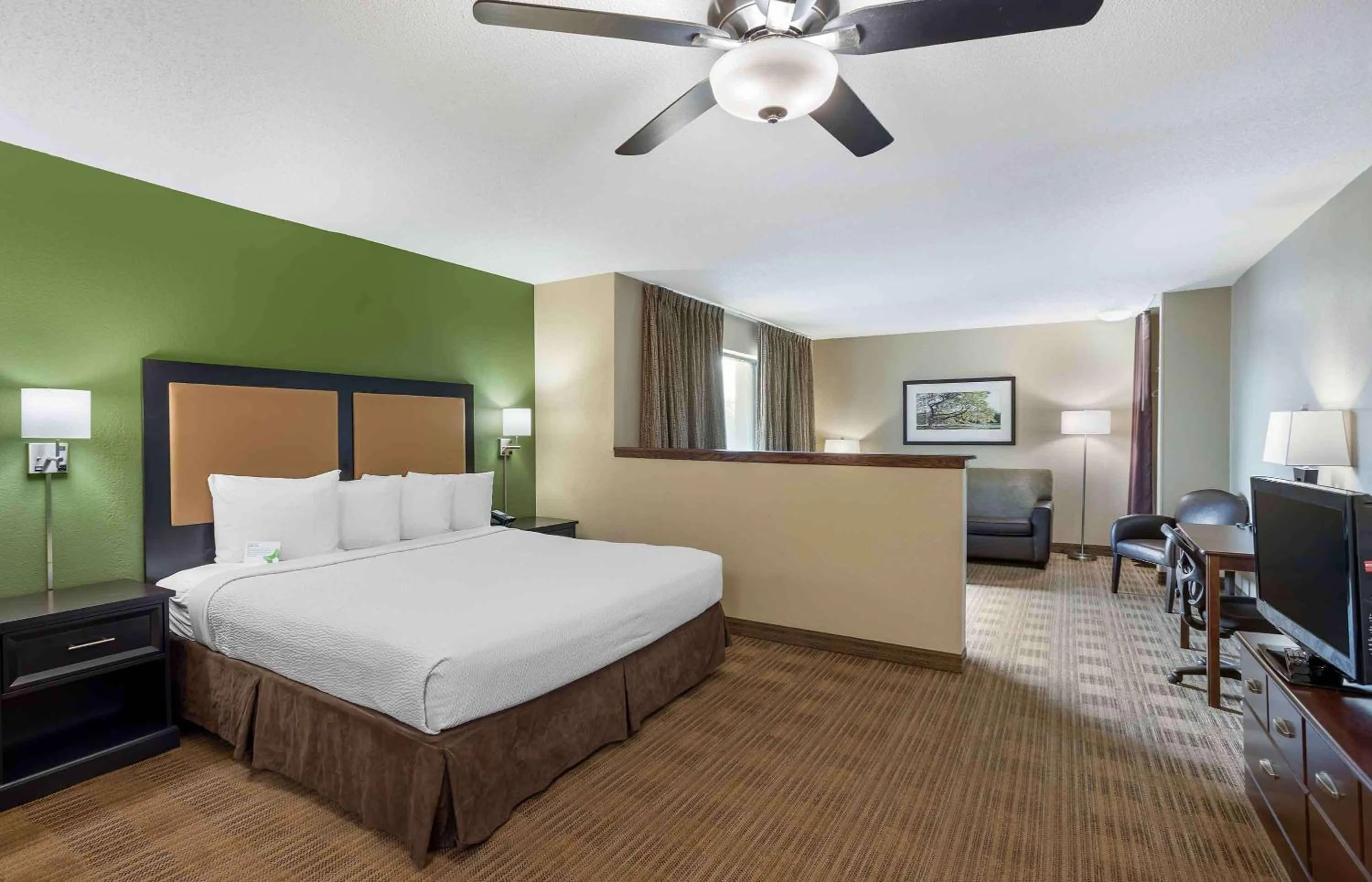Bedroom, Bed in Extended Stay America Select Suites - Grand Rapids - Kentwood