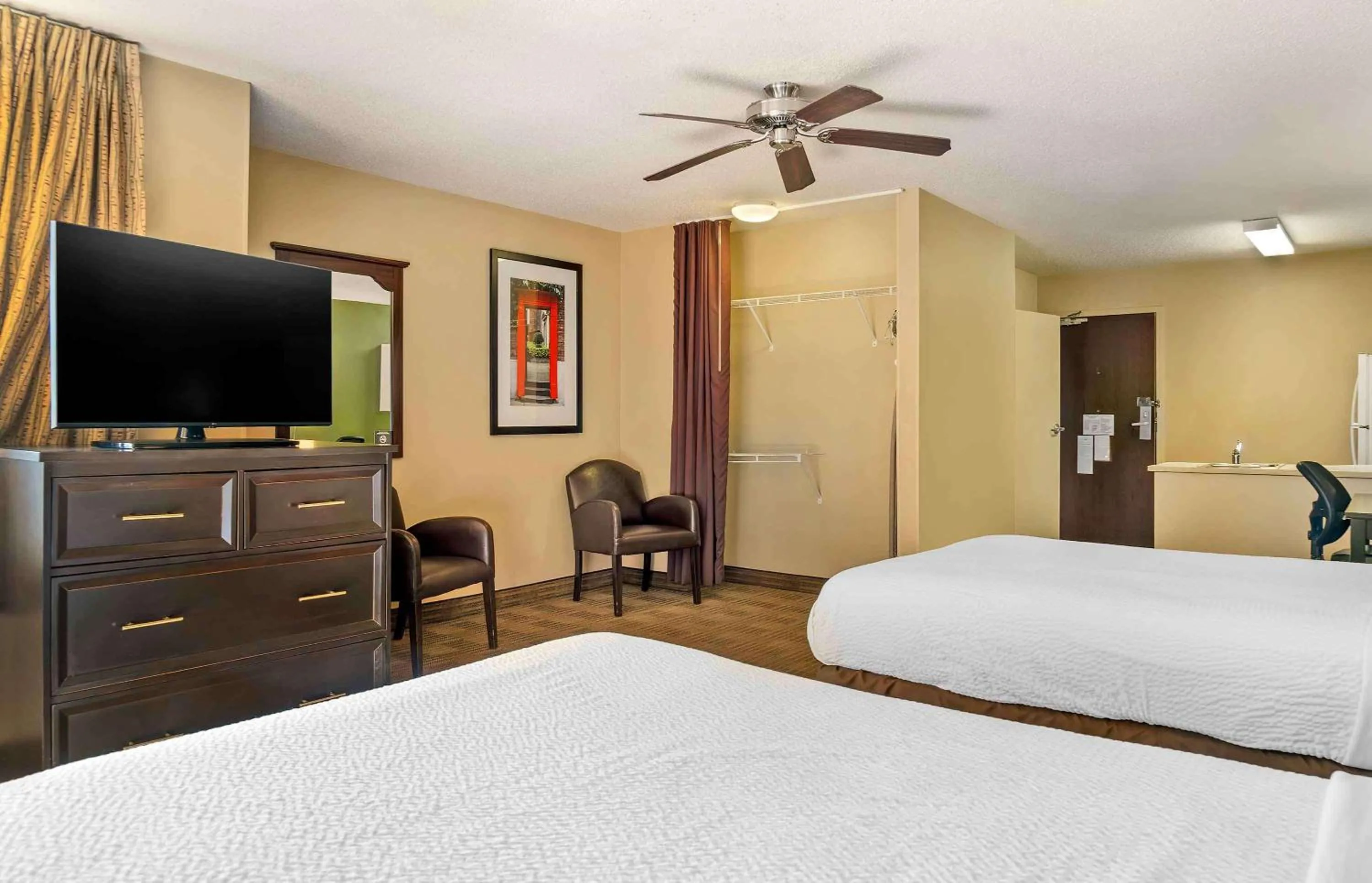 Bedroom, Bed in Extended Stay America Select Suites - Grand Rapids - Kentwood