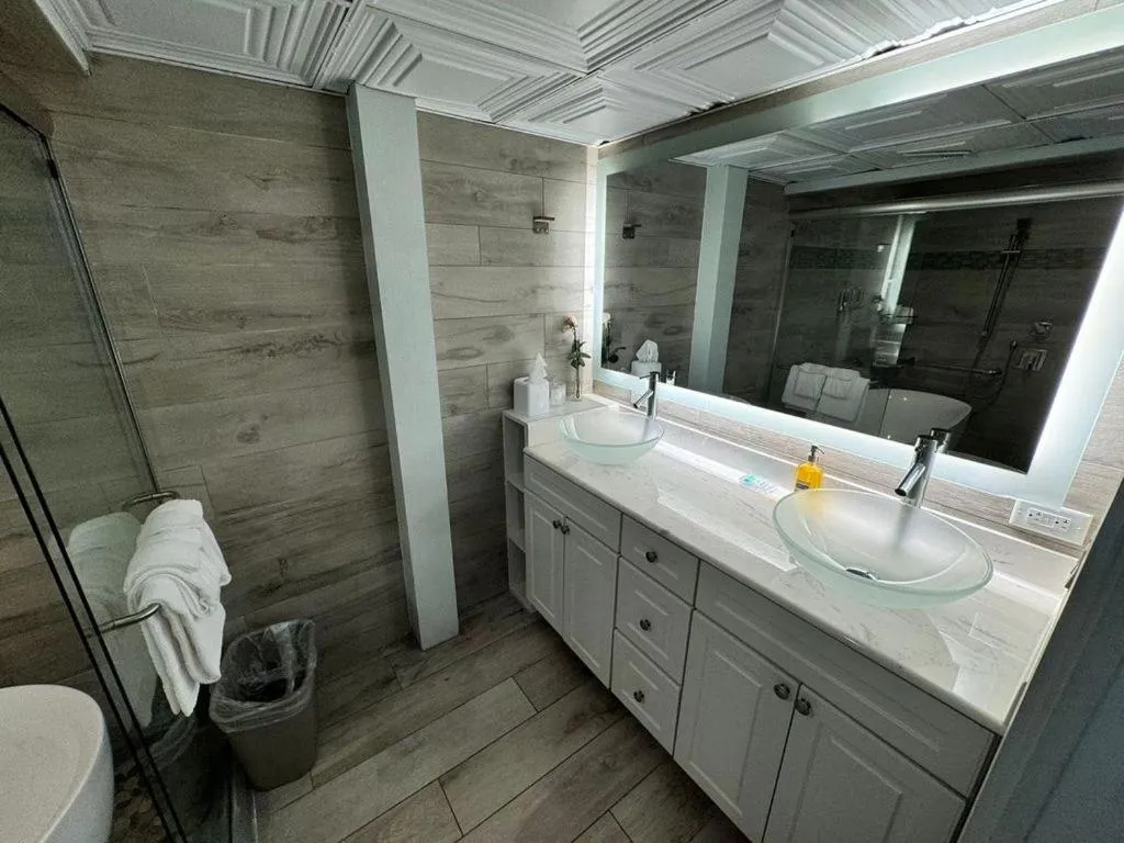 Shower in Gaido's Seaside Inn