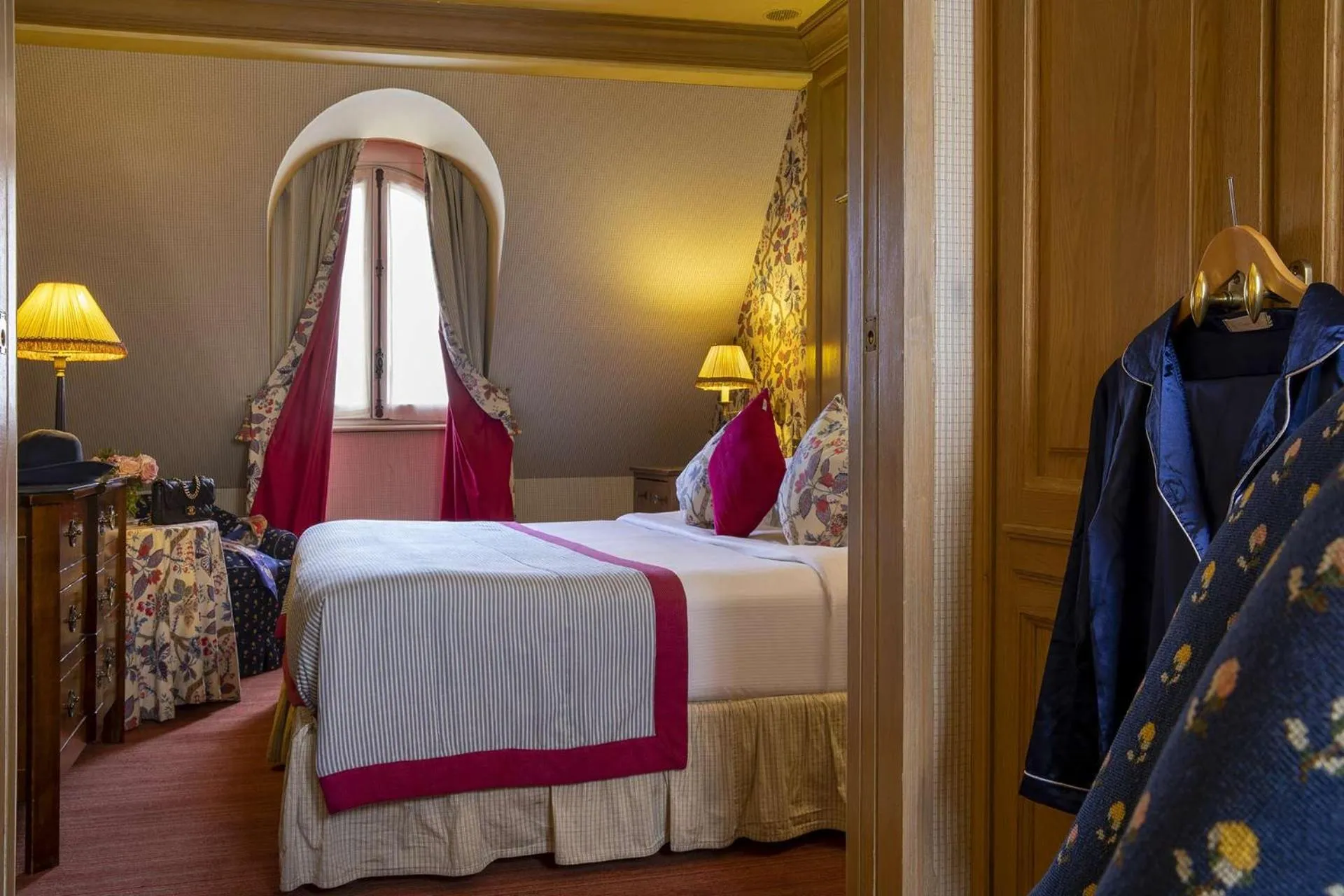 Bedroom, Bed in Chambiges Elysées