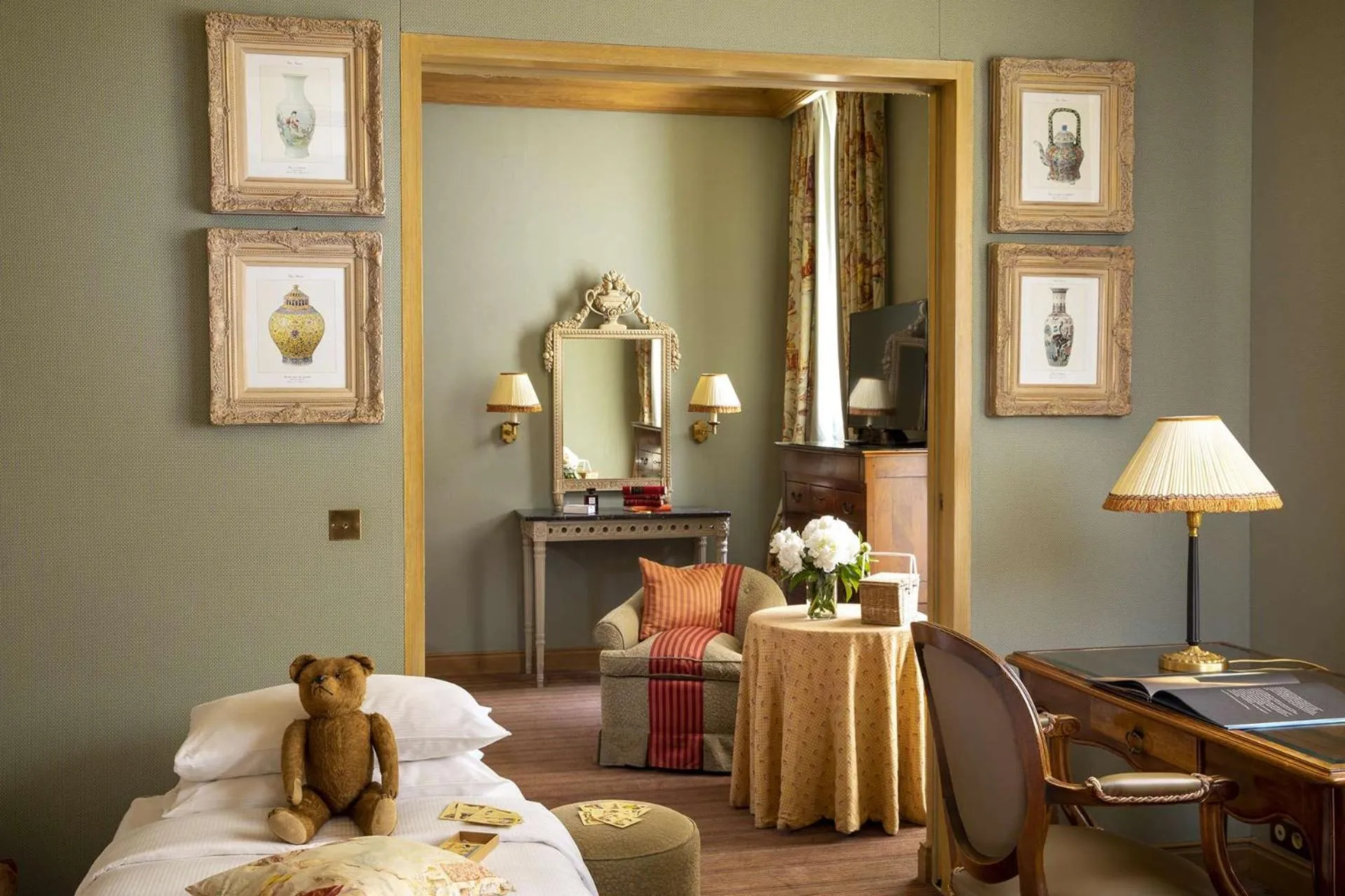 Living room, Bed in Chambiges Elysées