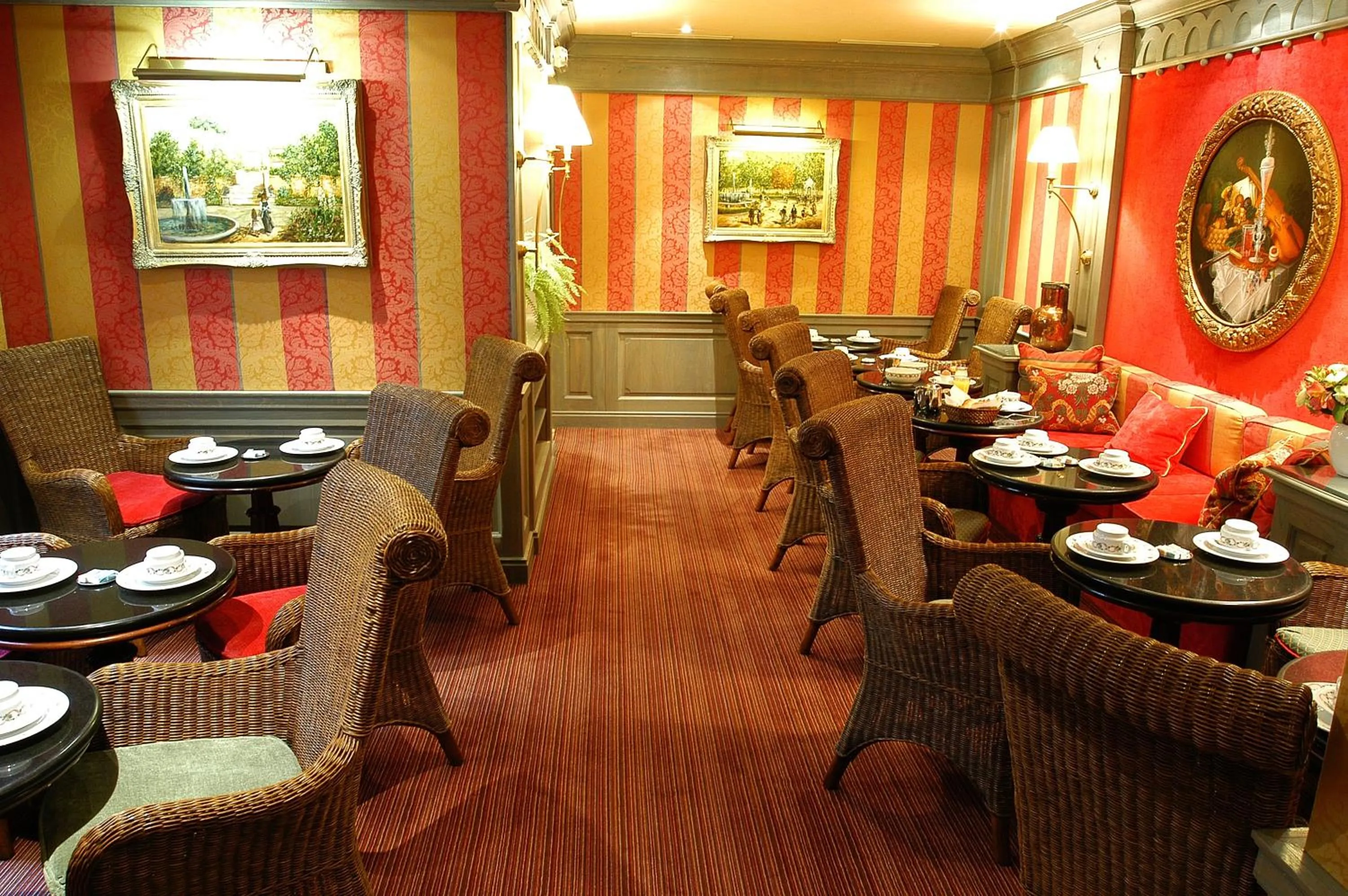 Restaurant/places to eat in Chambiges Elysées