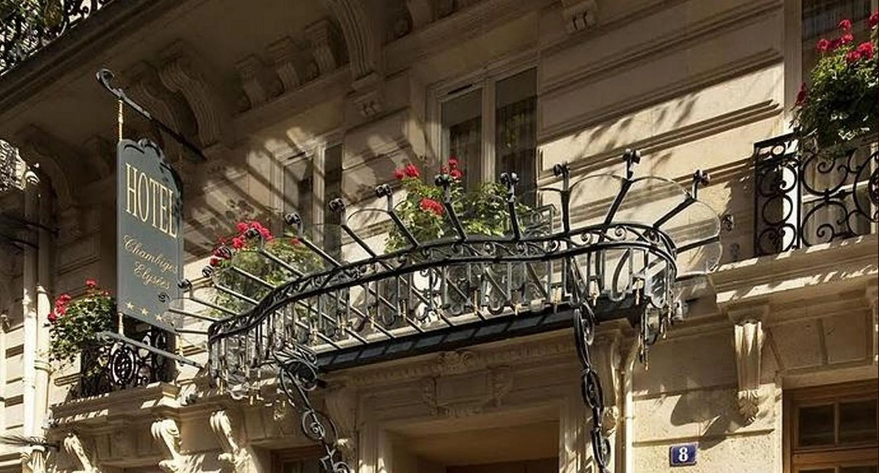 Facade/entrance in Chambiges Elysées