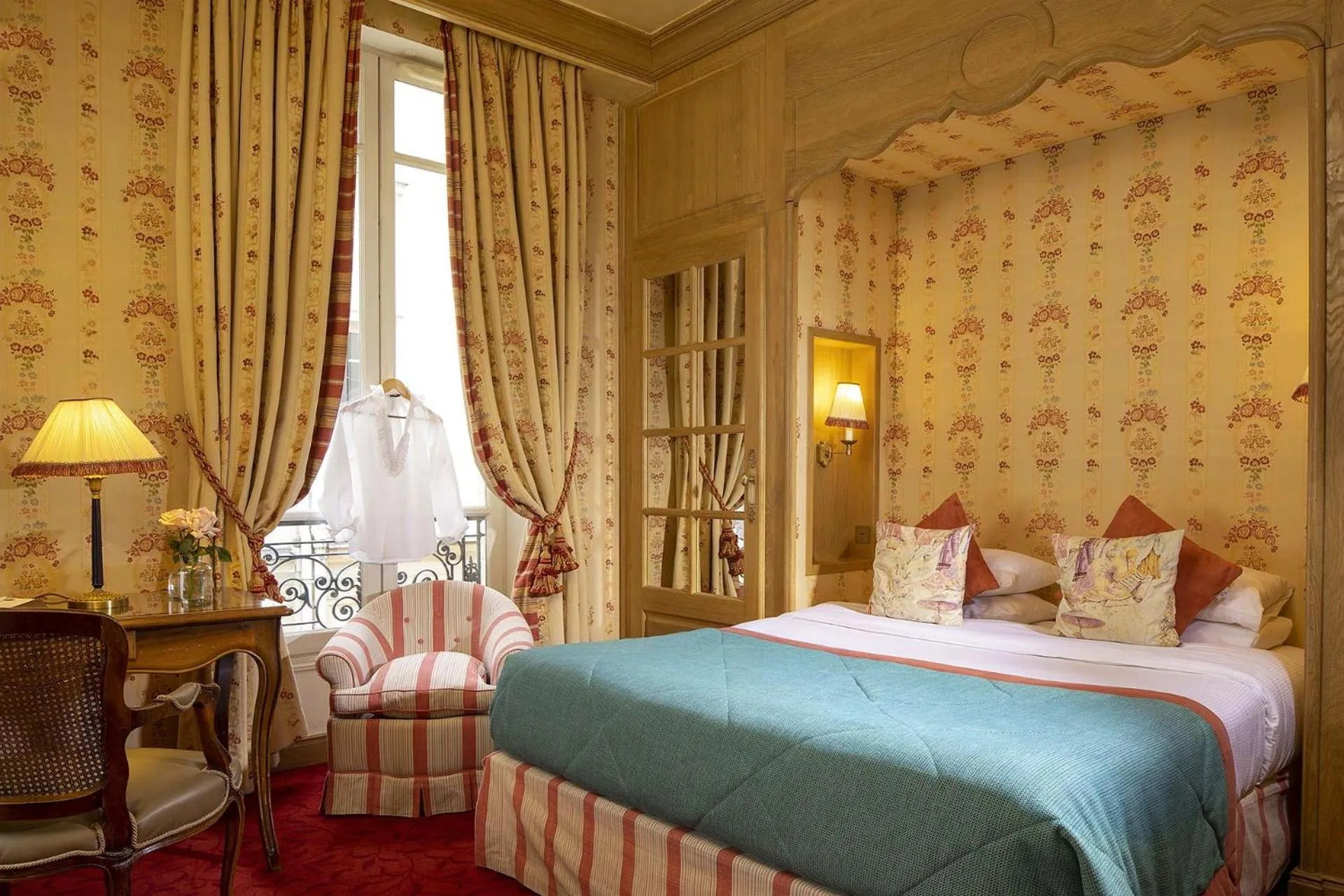 Photo of the whole room, Bed in Chambiges Elysées