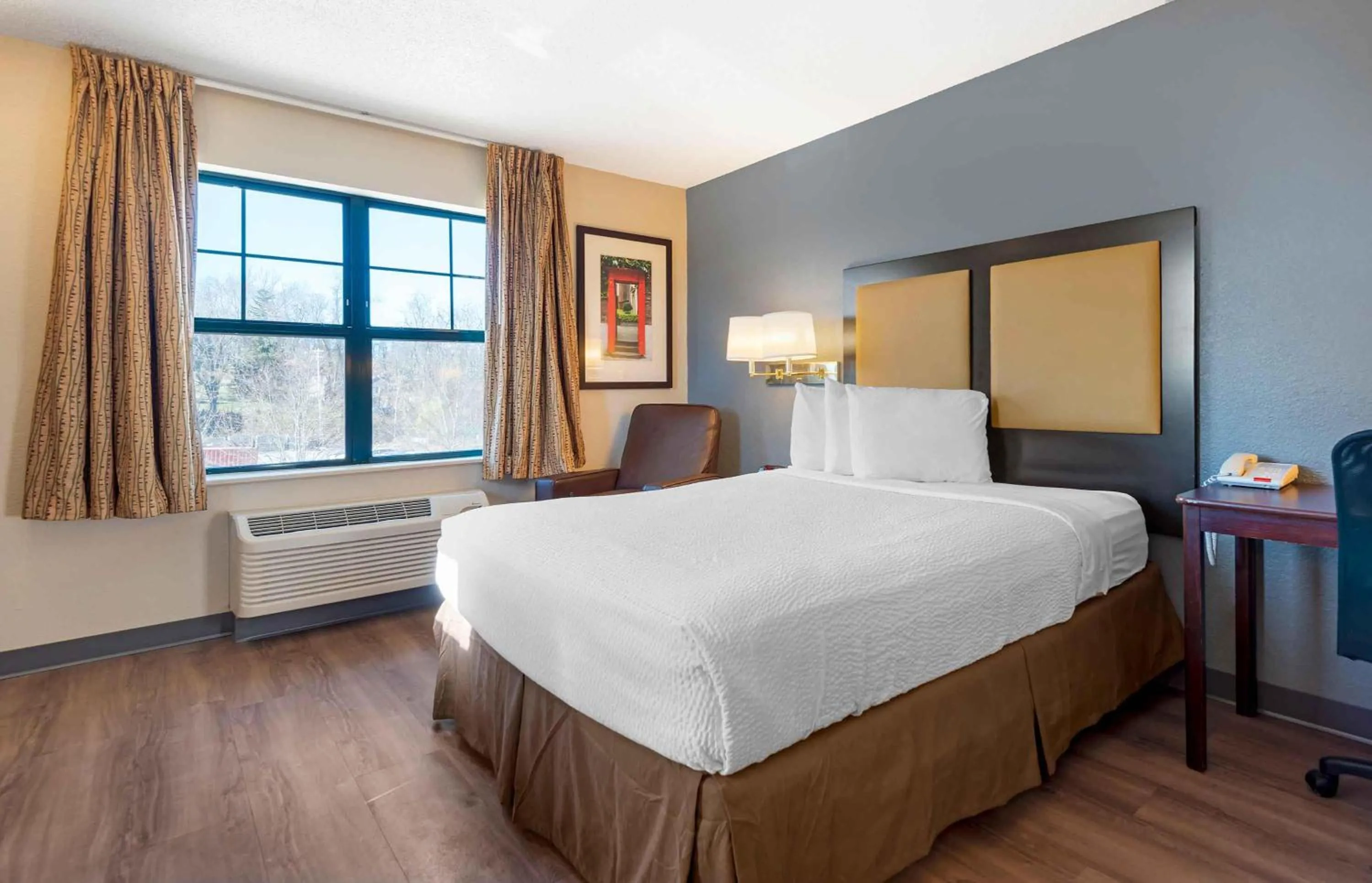 Bedroom, Bed in Extended Stay America Suites - Pittsburgh - Monroeville