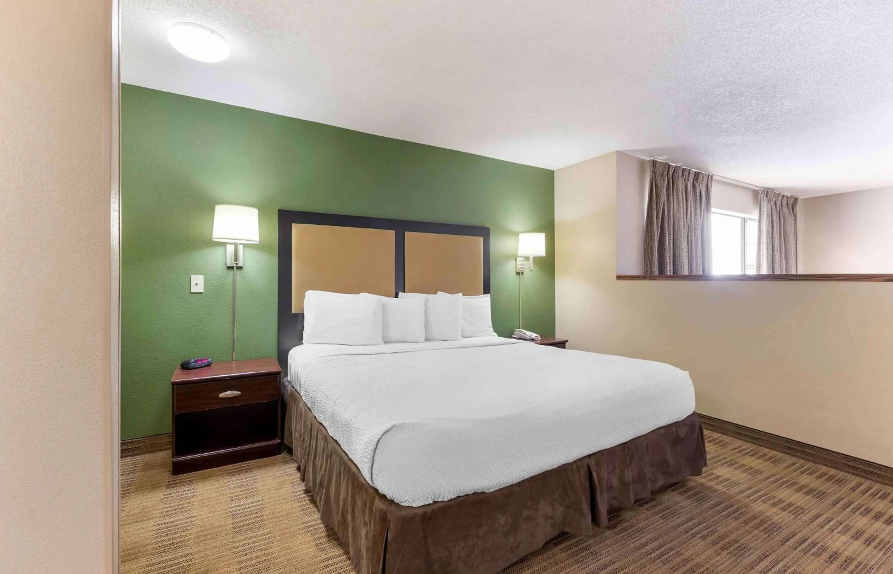 Bedroom, Bed in Extended Stay America Select Suites - Des Moines - Urbandale