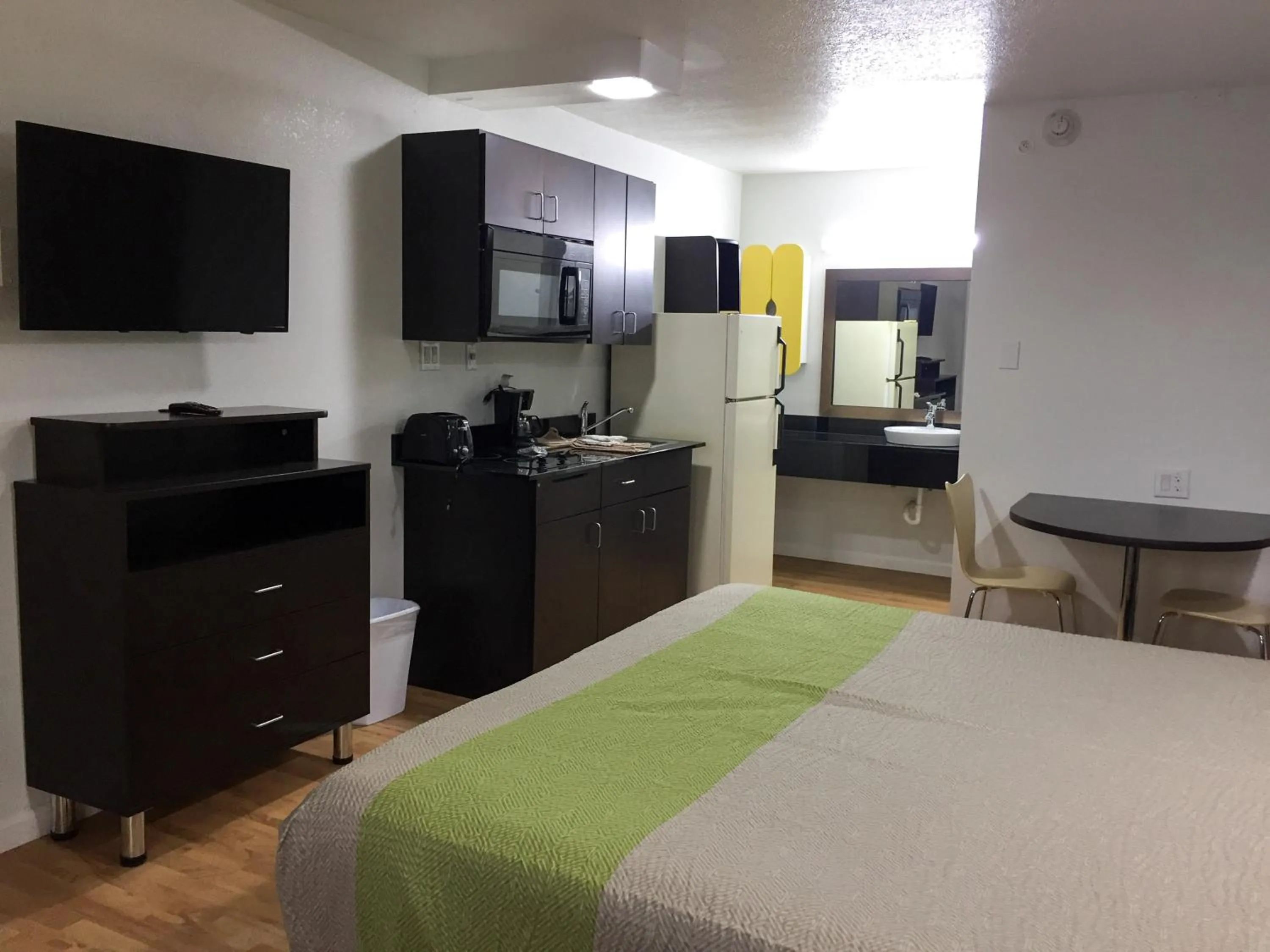 Bedroom, Bed in Studio 6-Temple, TX