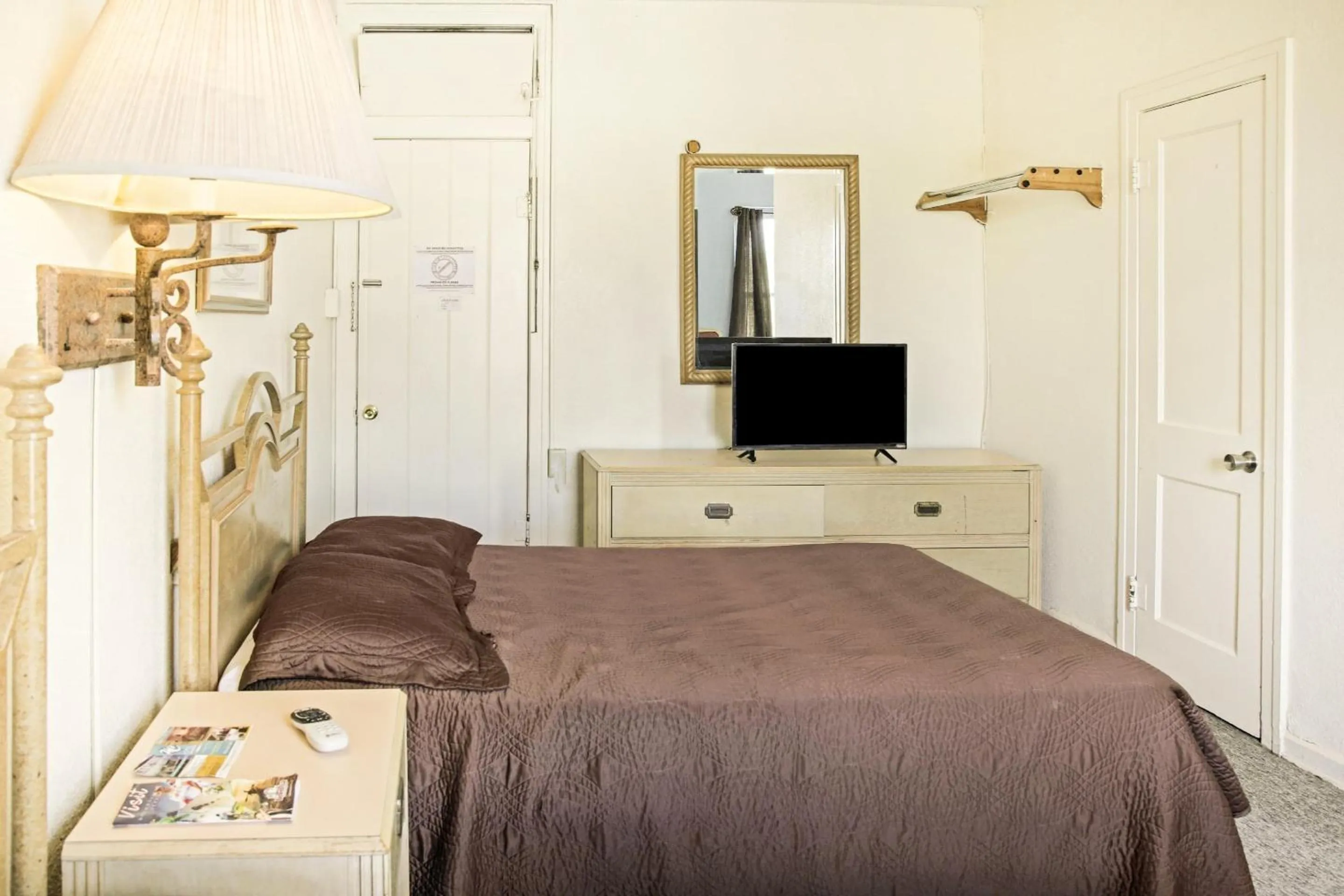 Bedroom, Bed in OYO Historic Cameron Hotel Brownsville I-69E