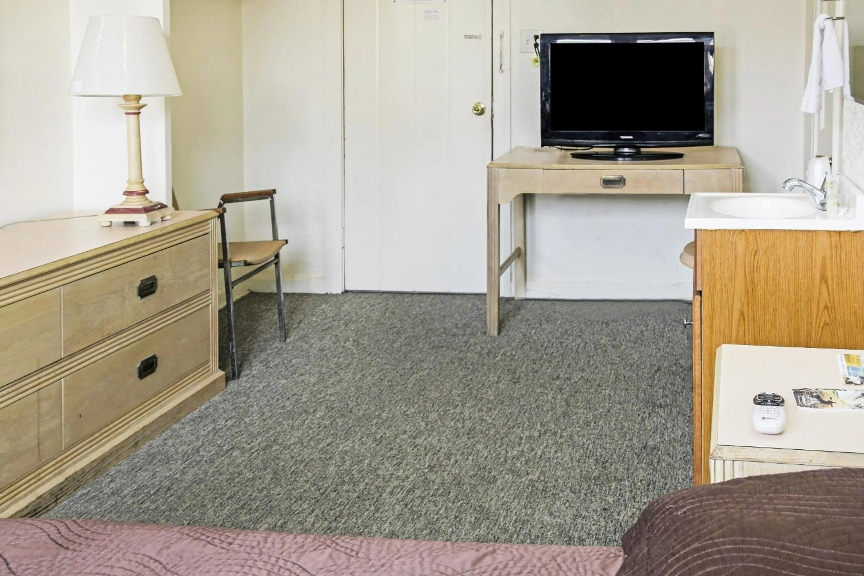 Bedroom in OYO Historic Cameron Hotel Brownsville I-69E