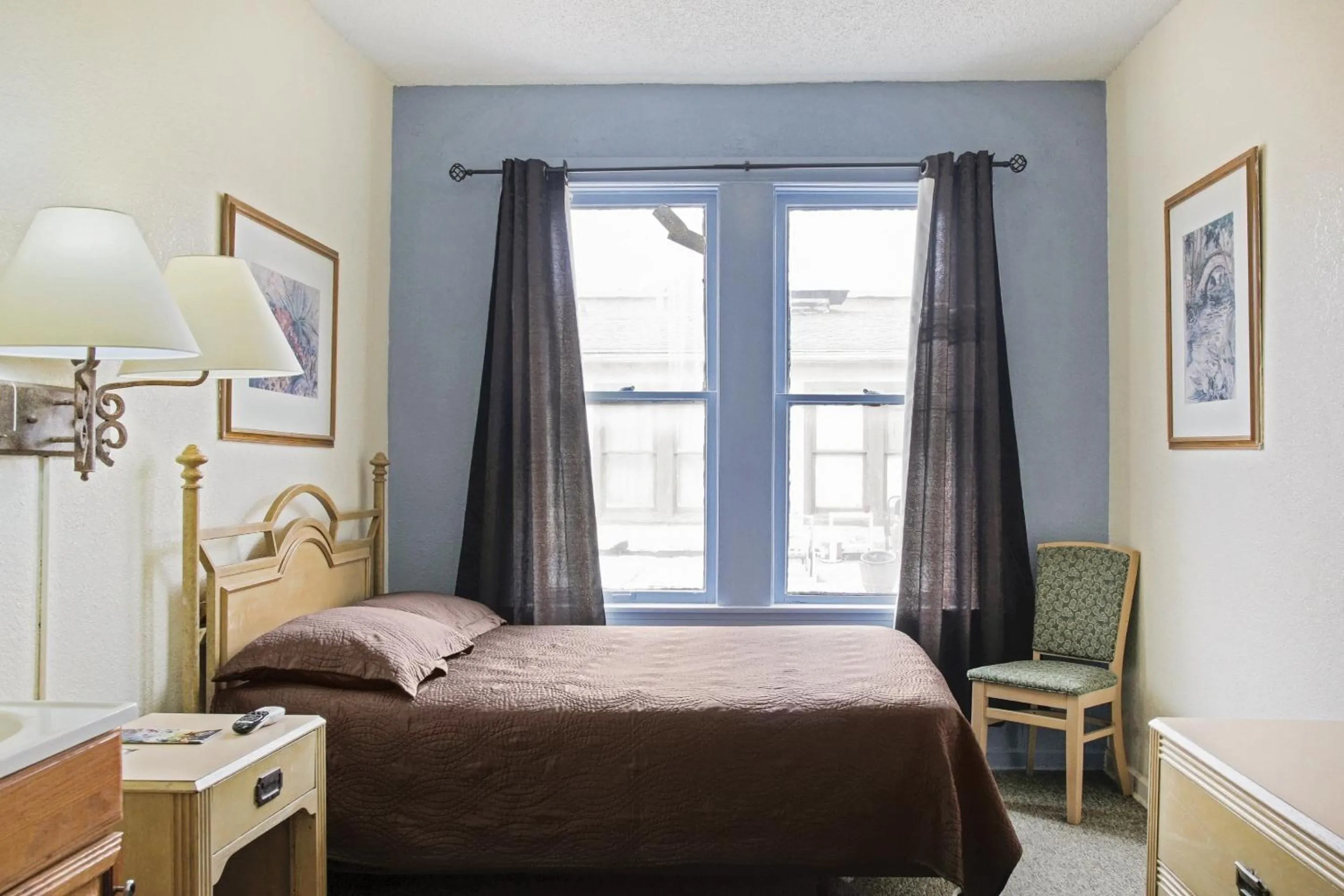 Bedroom, Bed in OYO Historic Cameron Hotel Brownsville I-69E