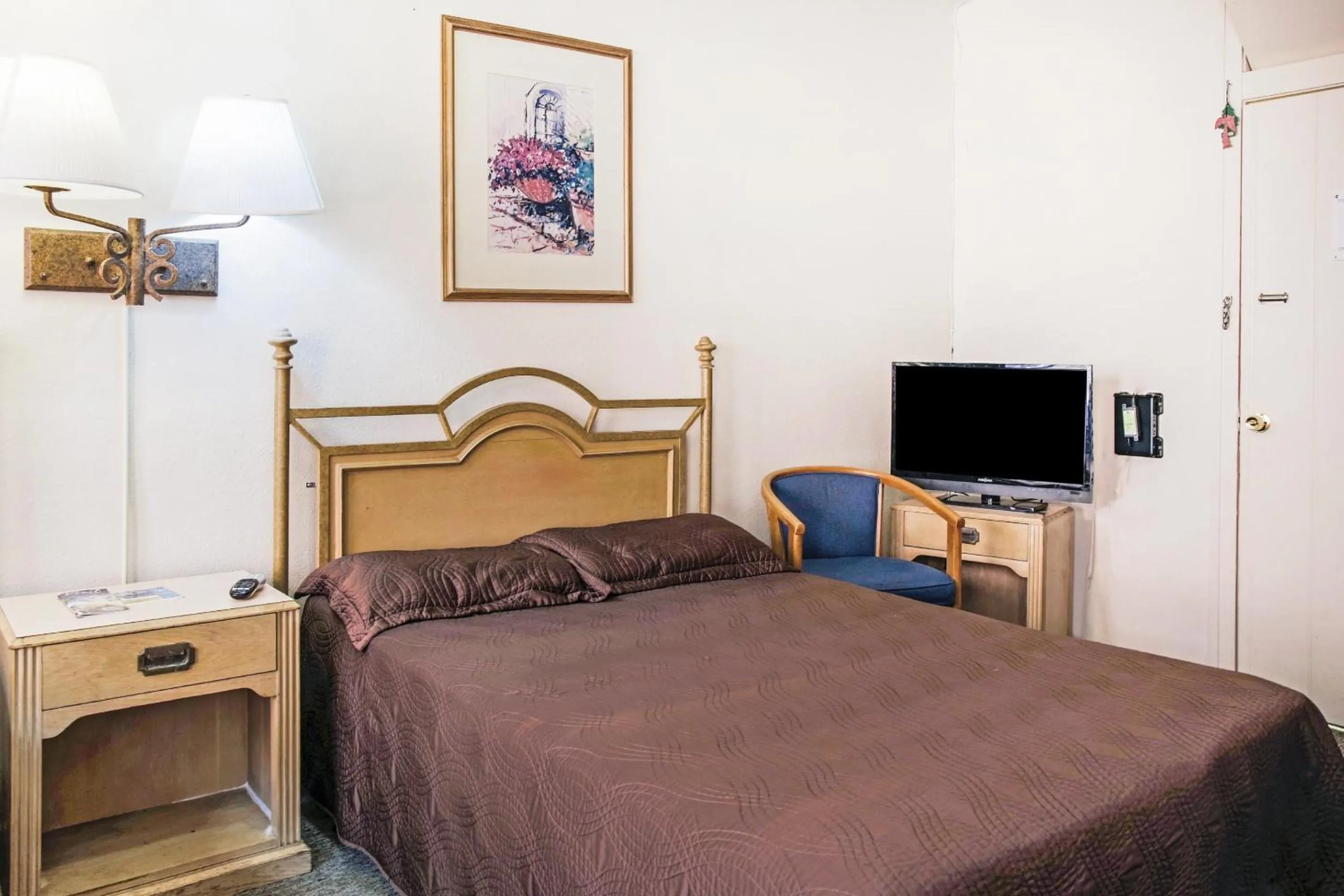 Bedroom, Bed in OYO Historic Cameron Hotel Brownsville I-69E