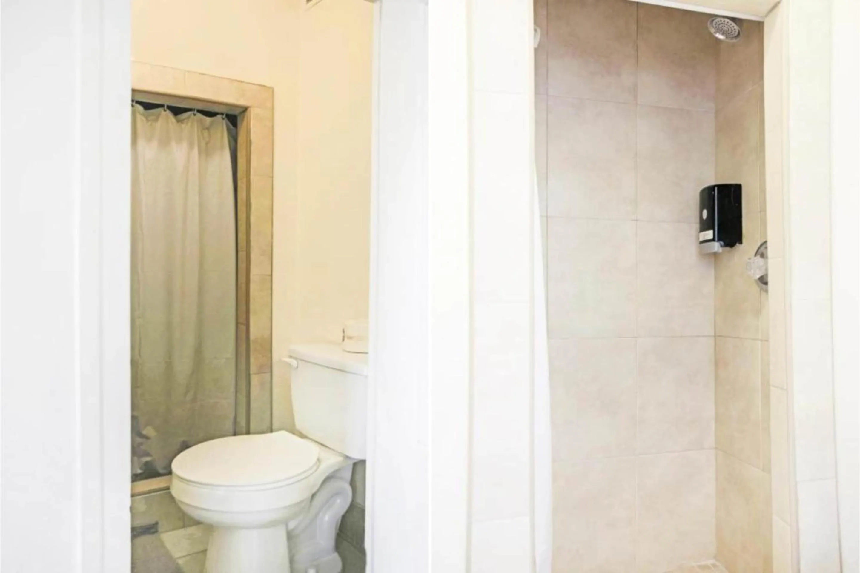 Bathroom in OYO Historic Cameron Hotel Brownsville I-69E