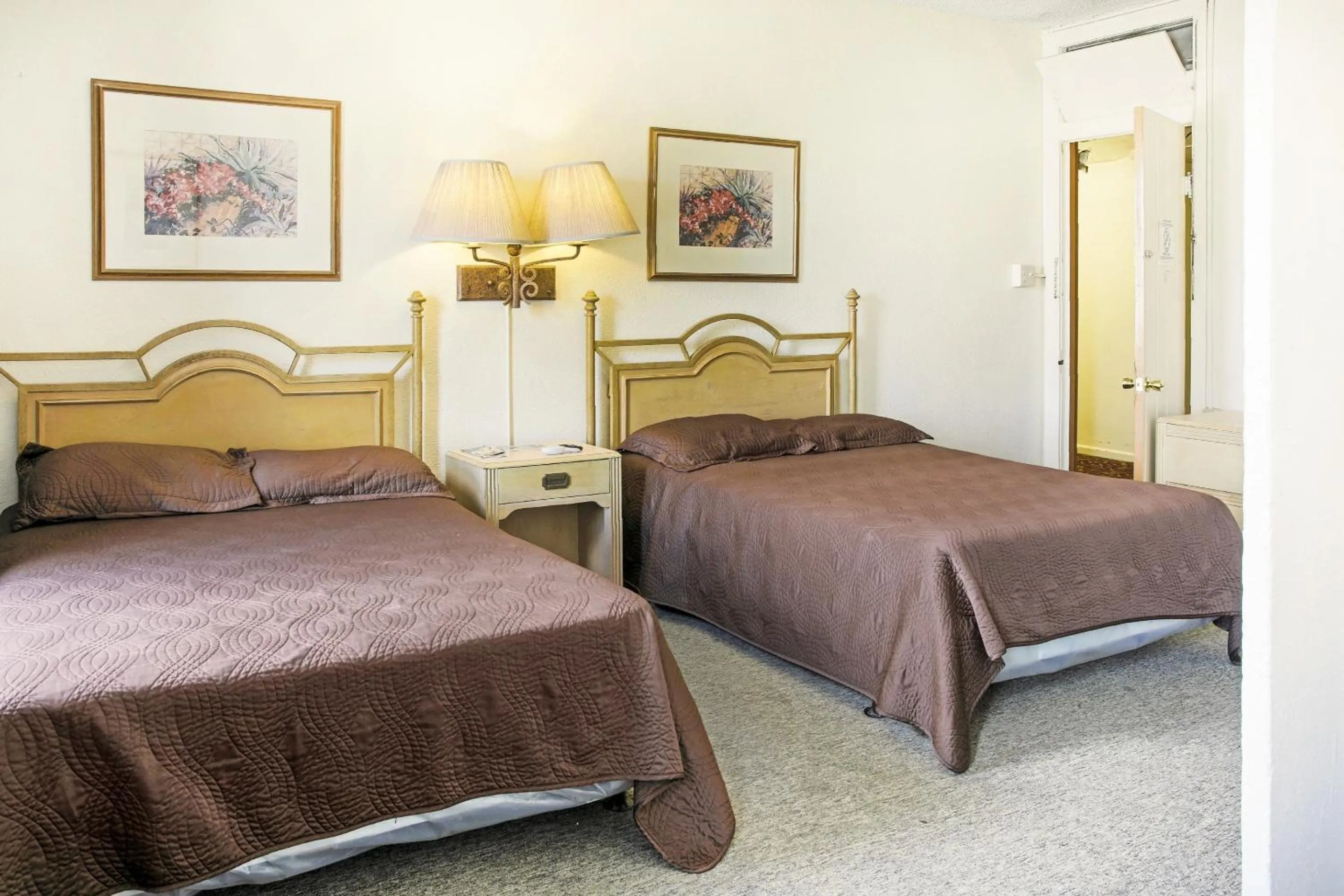 Bedroom, Bed in OYO Historic Cameron Hotel Brownsville I-69E