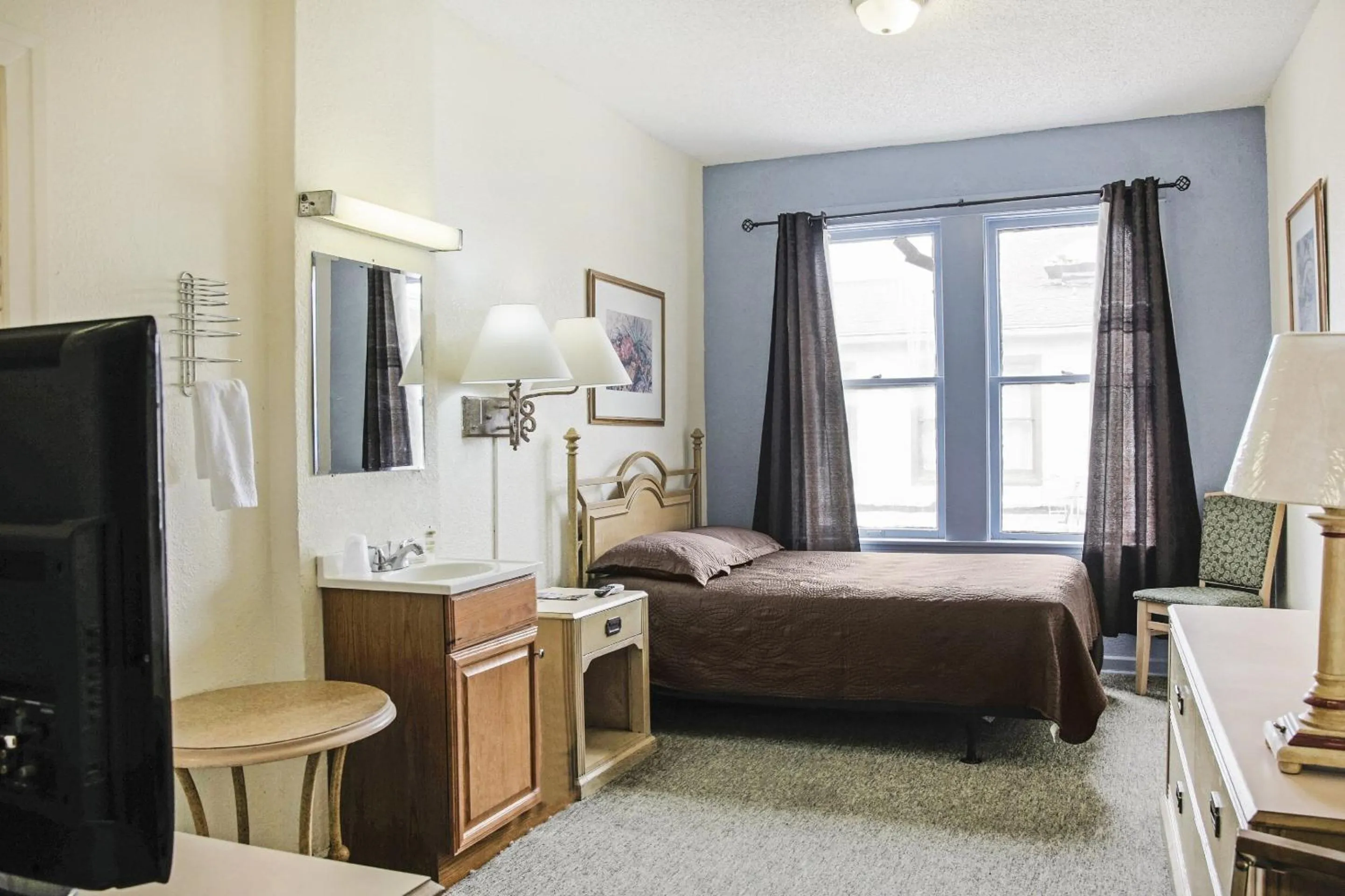 Bedroom, Bed in OYO Historic Cameron Hotel Brownsville I-69E