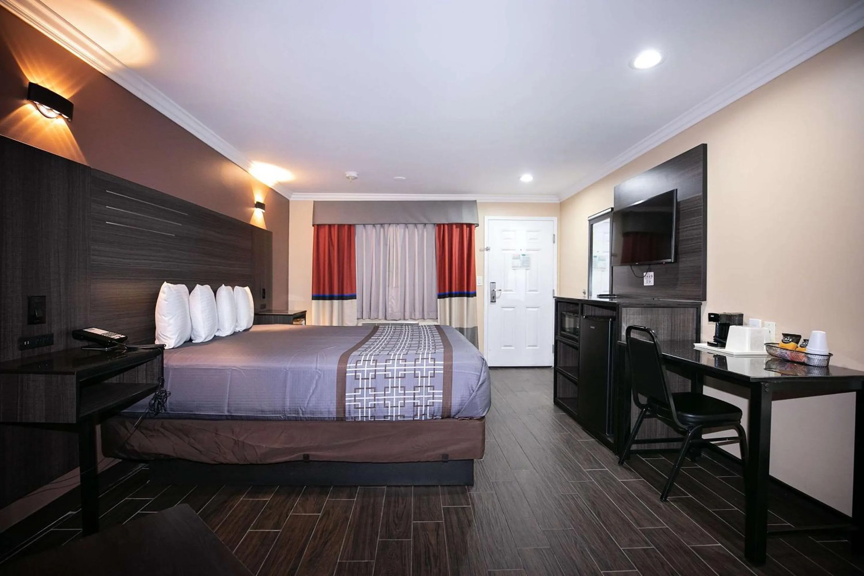 Bedroom, Bed in Rodeway Inn & Suites