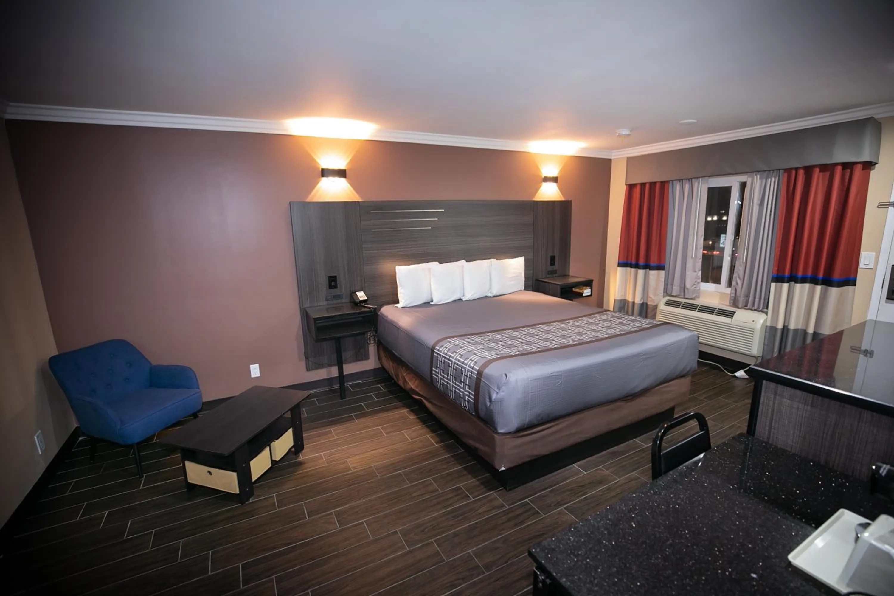 Bedroom, Bed in Rodeway Inn & Suites