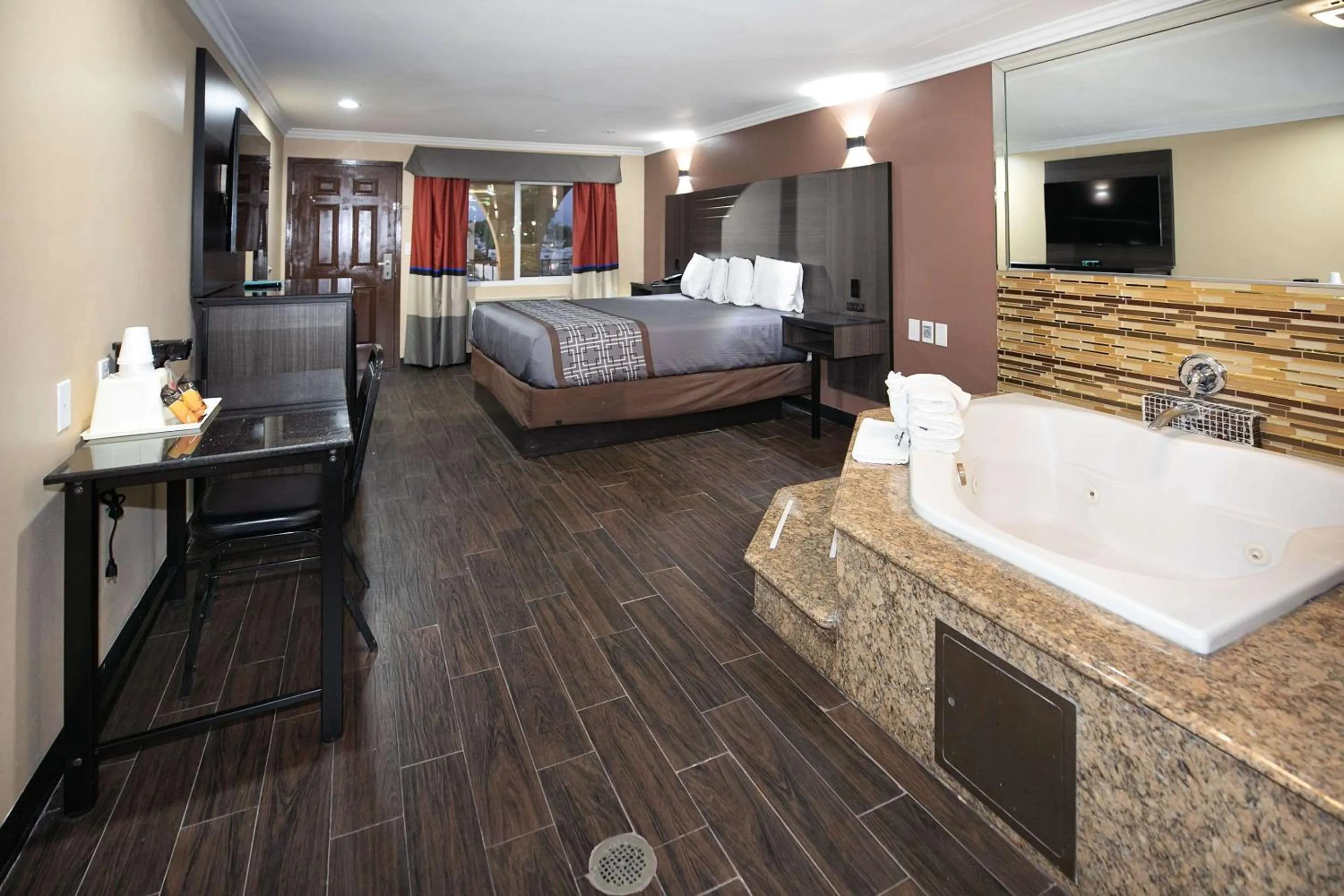 Bedroom, Bed in Rodeway Inn & Suites