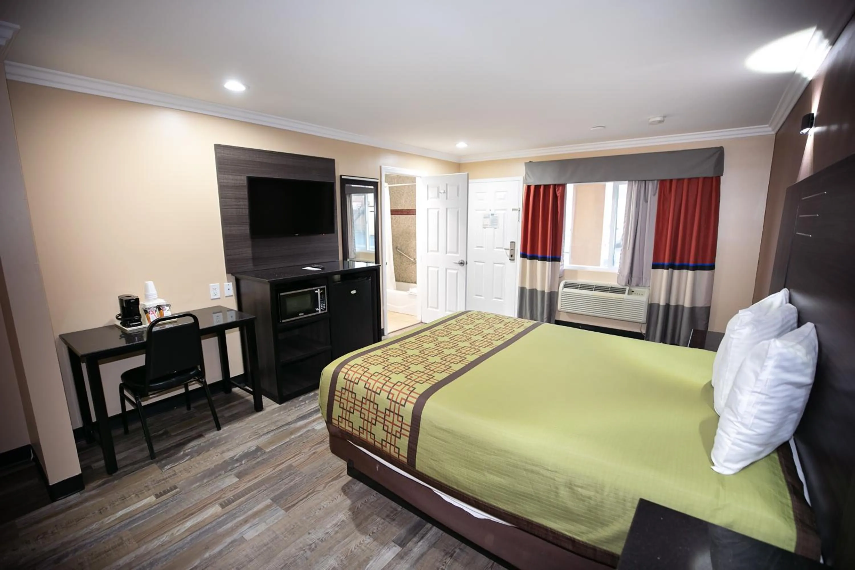 Entertainment, Bed in Rodeway Inn & Suites