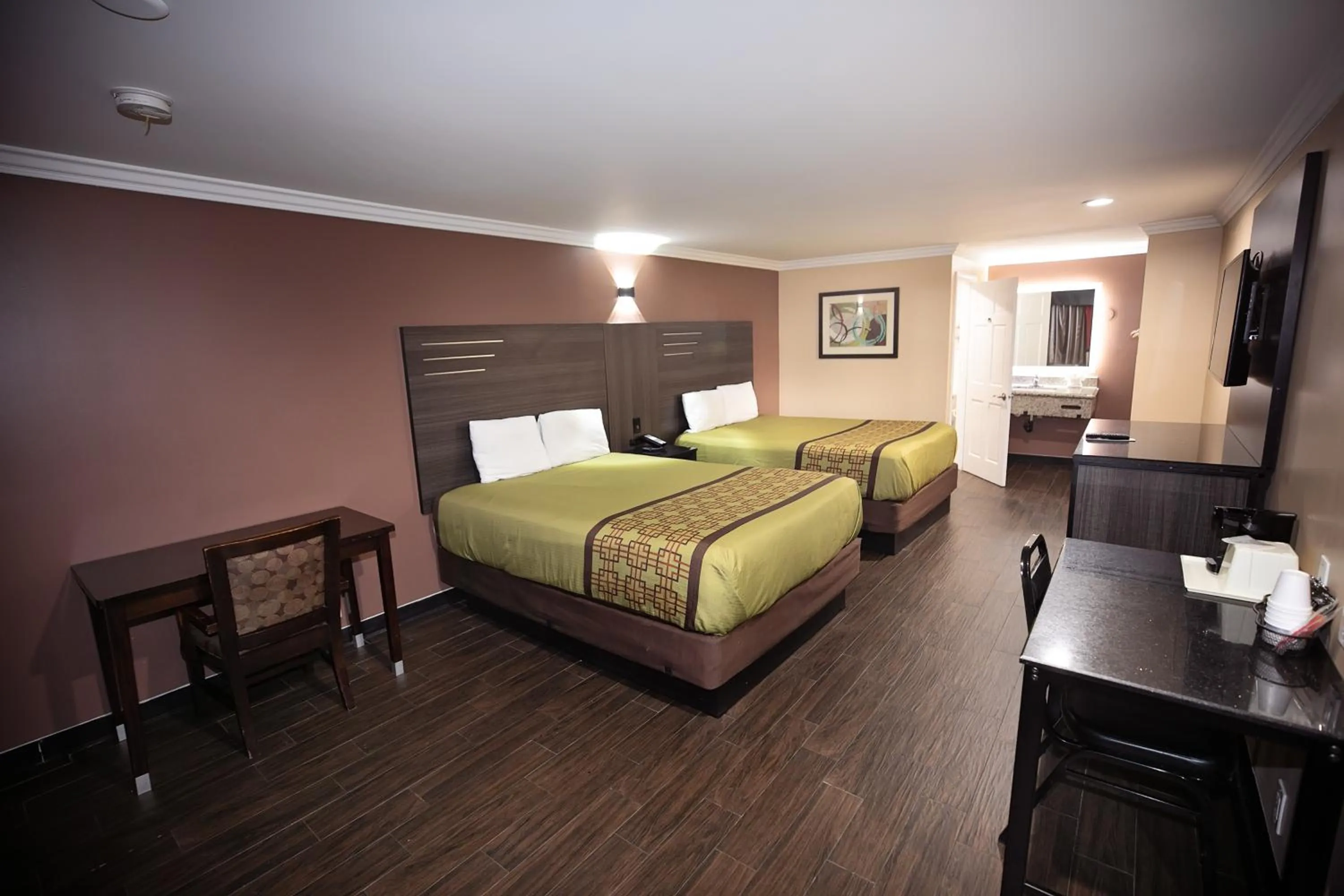 Photo of the whole room, Bed in Rodeway Inn & Suites
