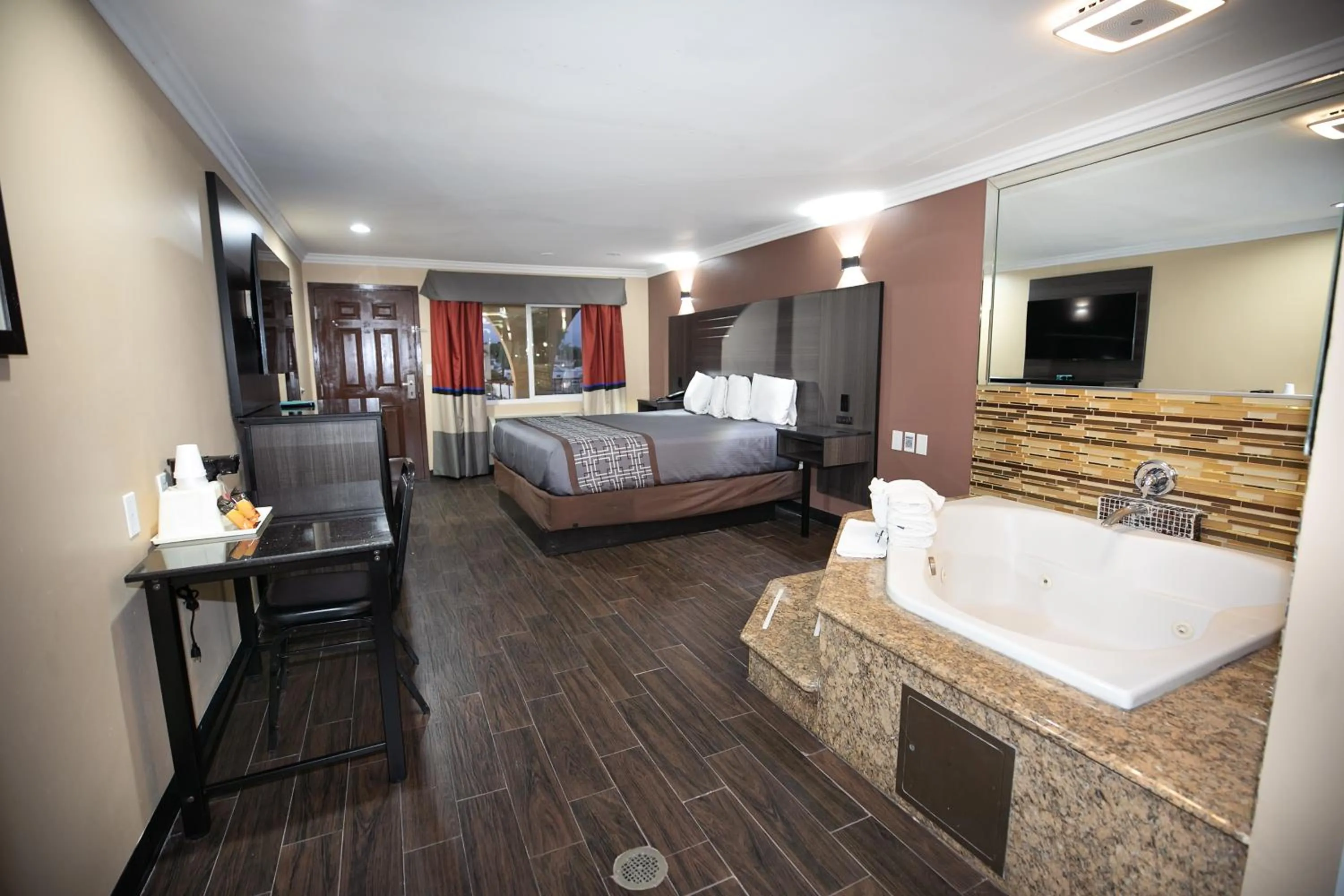 Spa and wellness centre/facilities, Bed in Rodeway Inn & Suites