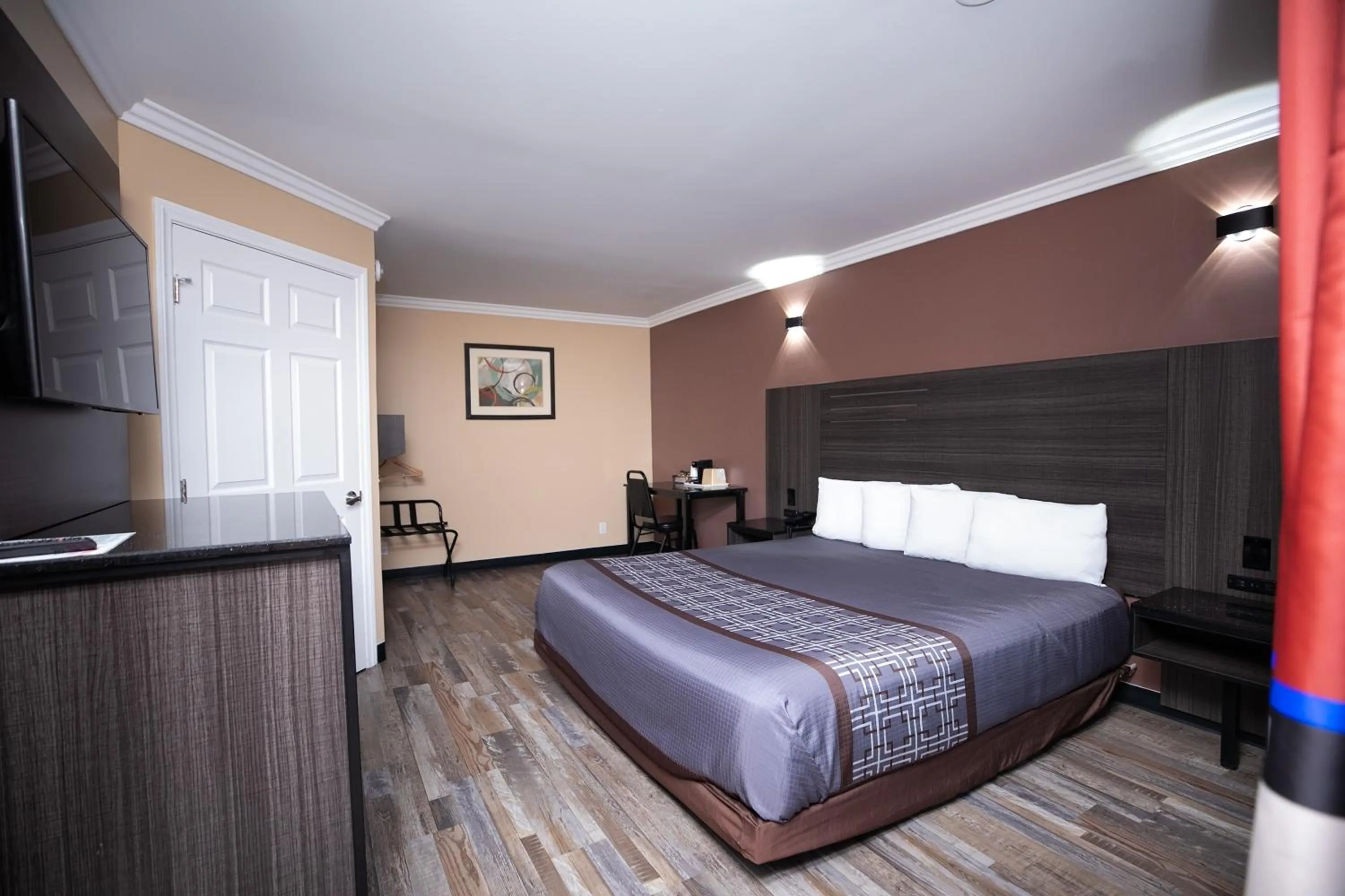 Bed in Rodeway Inn & Suites