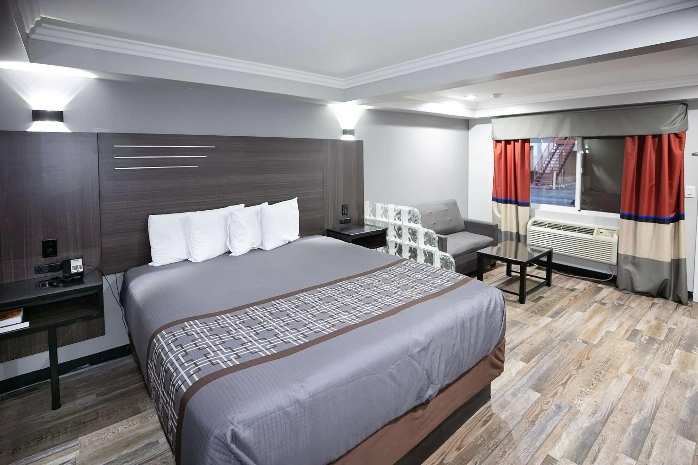 Bedroom, Bed in Rodeway Inn & Suites