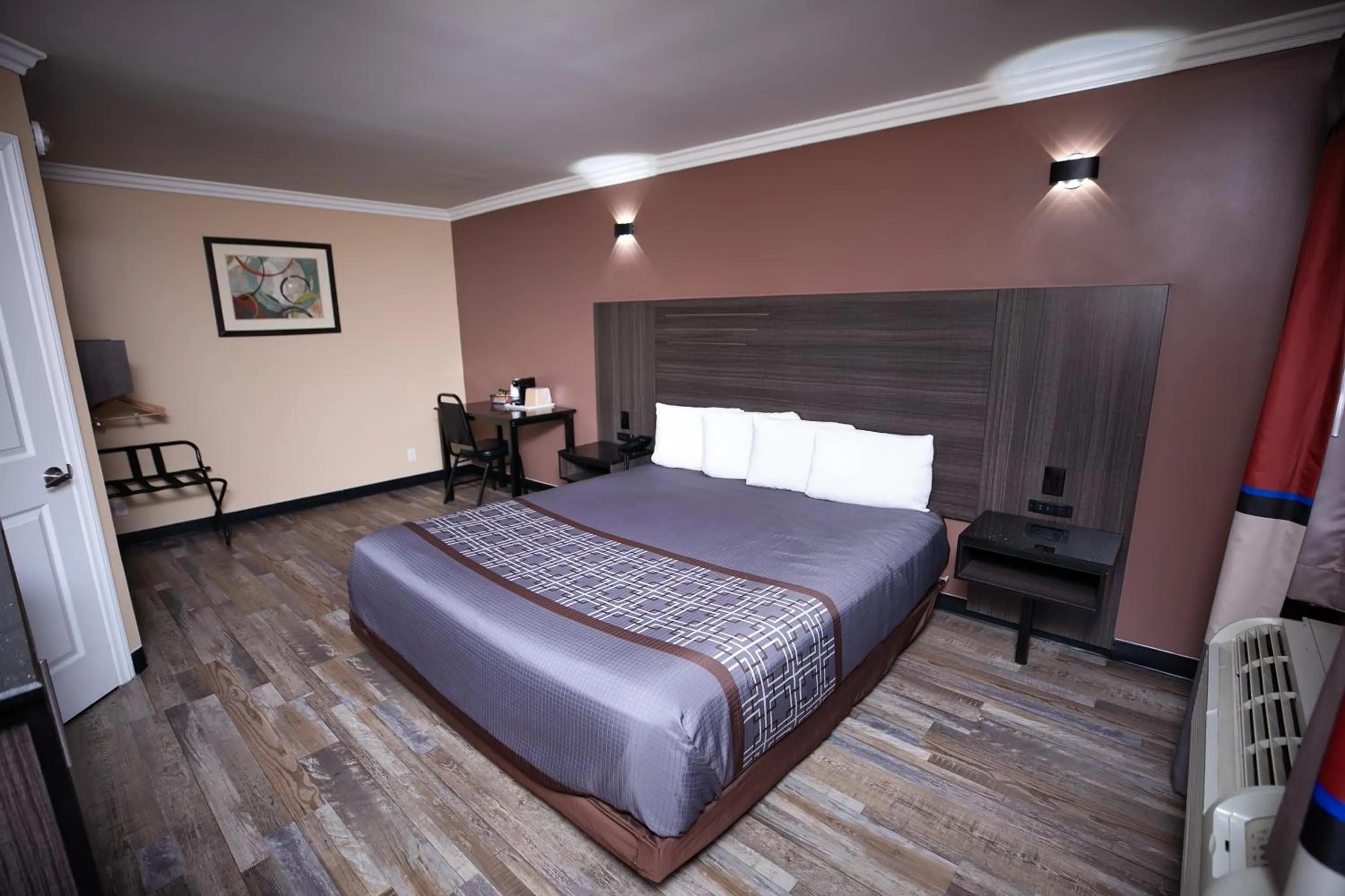 Photo of the whole room, Bed in Rodeway Inn & Suites