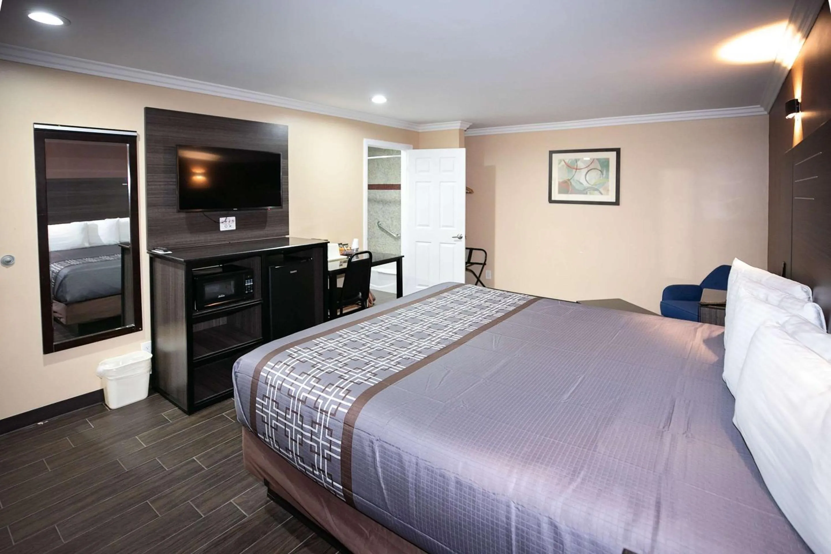 Bedroom, Bed in Rodeway Inn & Suites