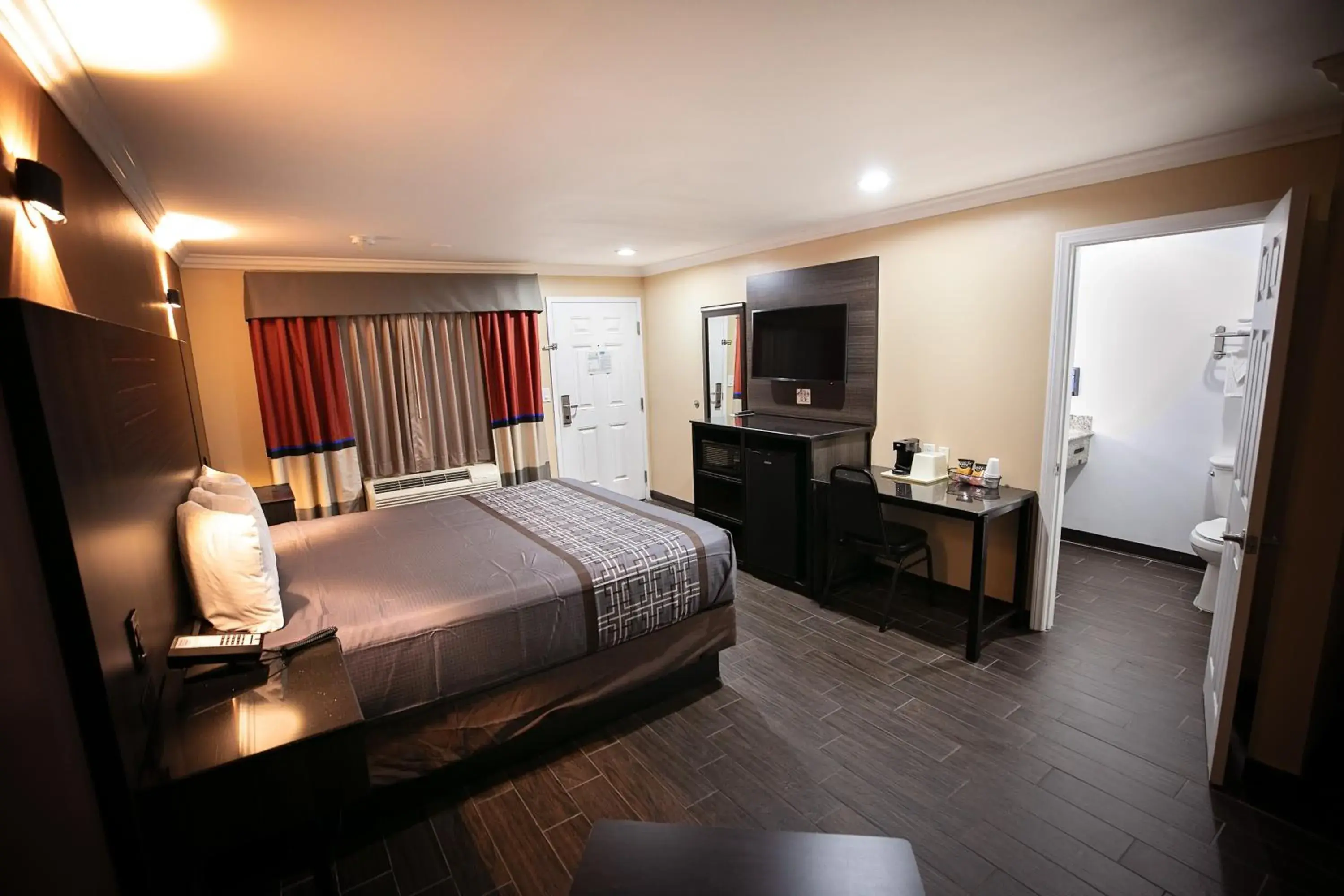 King Room - single occupancy - Smoking in Rodeway Inn & Suites King Room - single occupancy - Smoking in Rodeway Inn & Suites