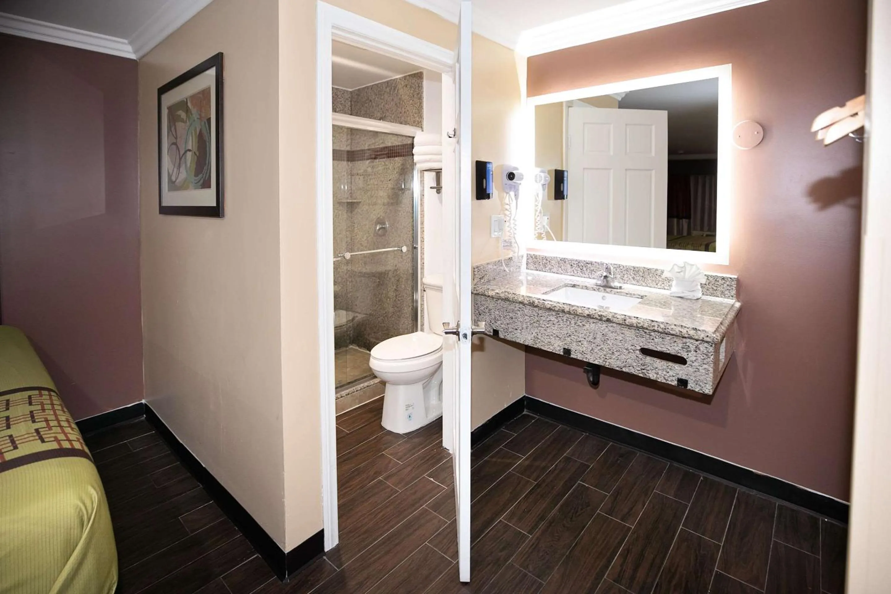 Bedroom, Bed in Rodeway Inn & Suites