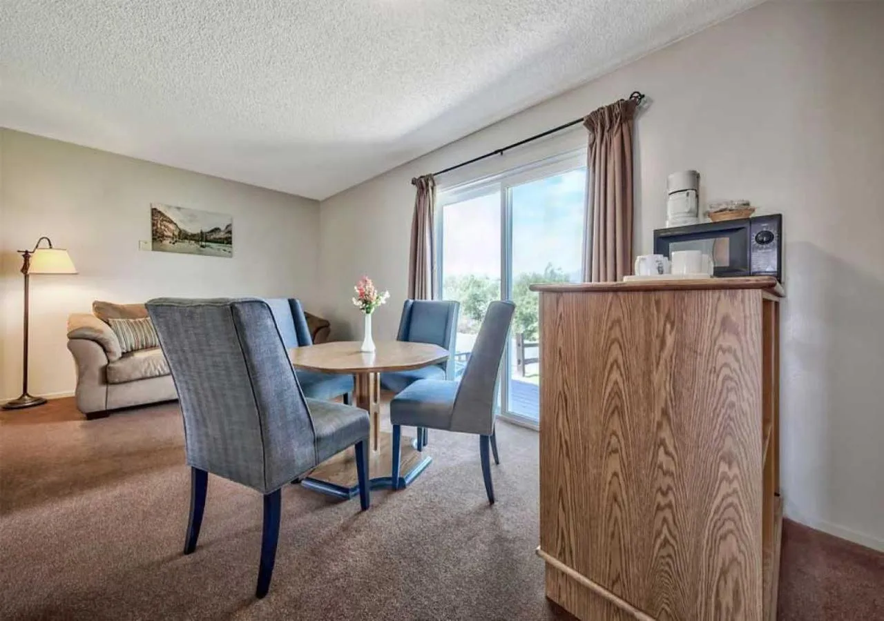 hair dresser in Walker River Lodge