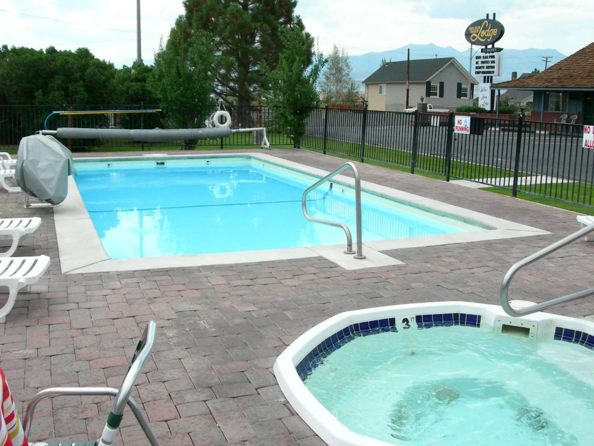 Swimming pool in Walker River Lodge