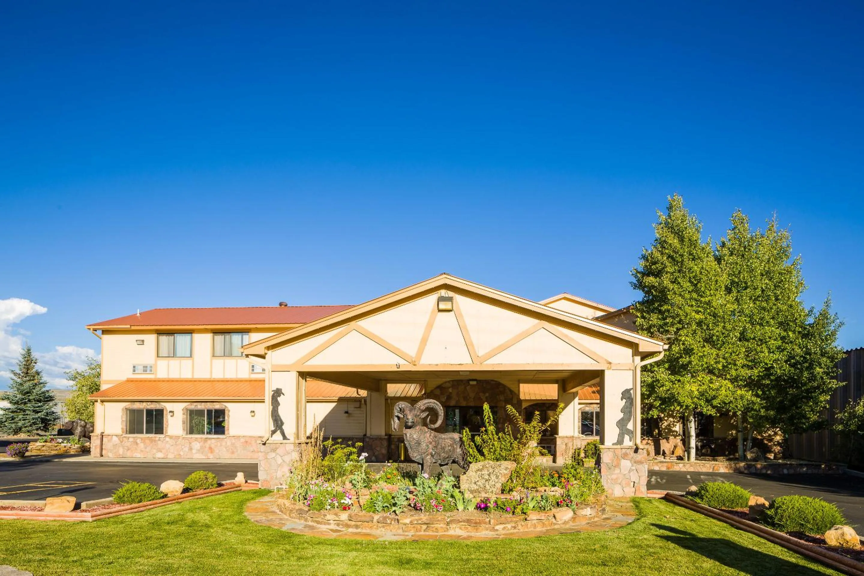 Facade/entrance in Alpine Inn & Suites Gunnison