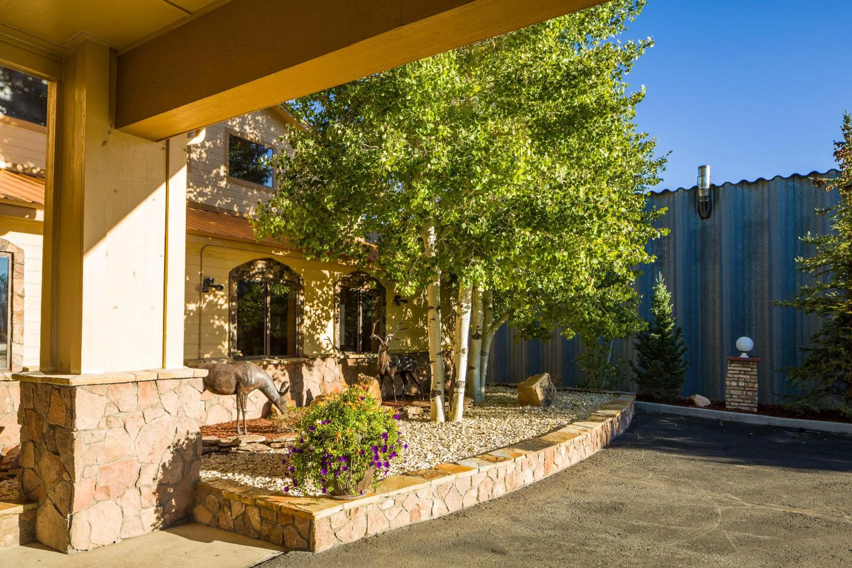 Facade/entrance in Alpine Inn & Suites Gunnison