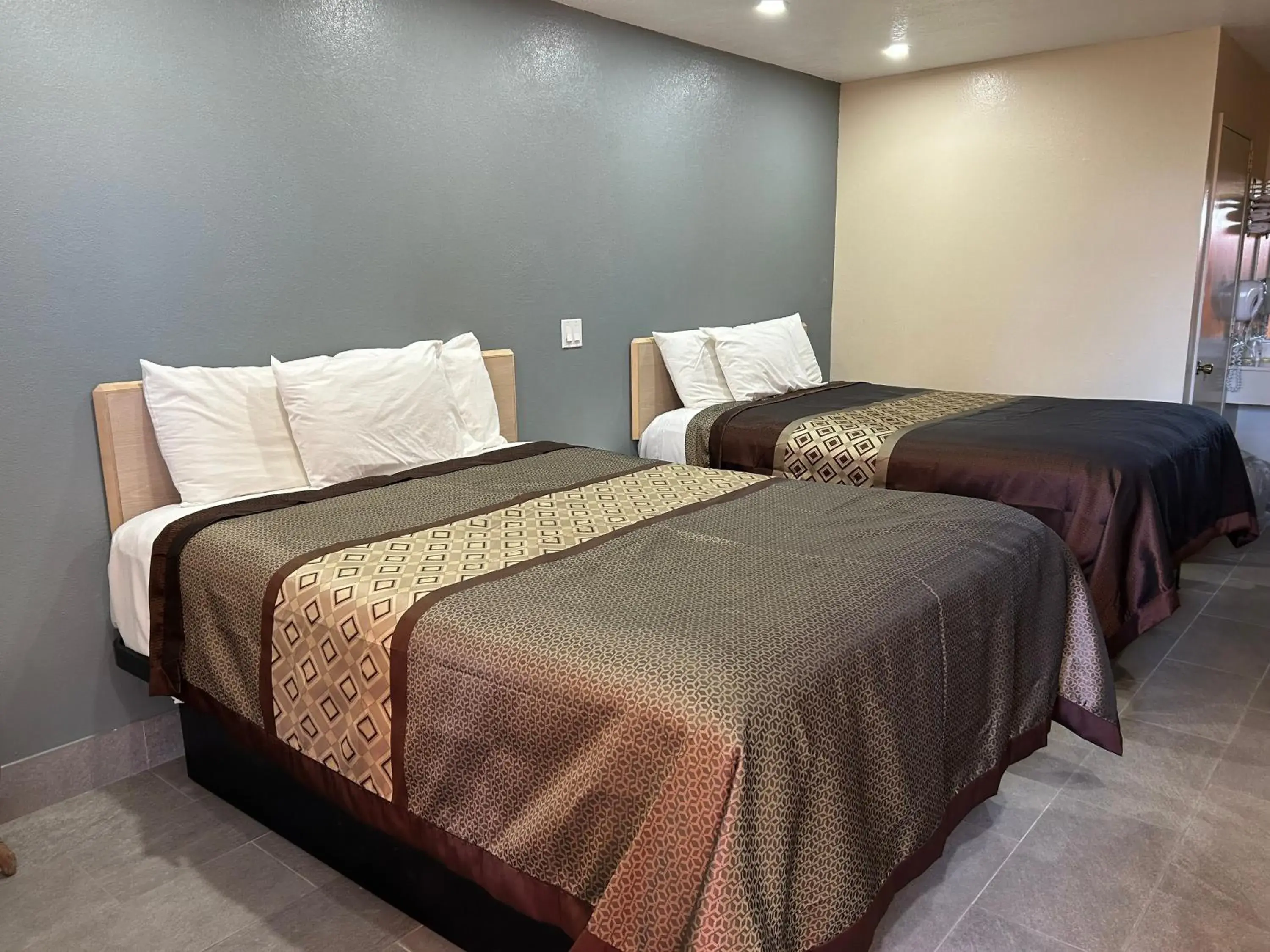 Queen Room with Two Queen Beds - Non-Smoking in California Inn Hotel and Suites Adelanto US 395 Queen Room with Two Queen Beds - Non-Smoking in California Inn Hotel and Suites Adelanto US 395