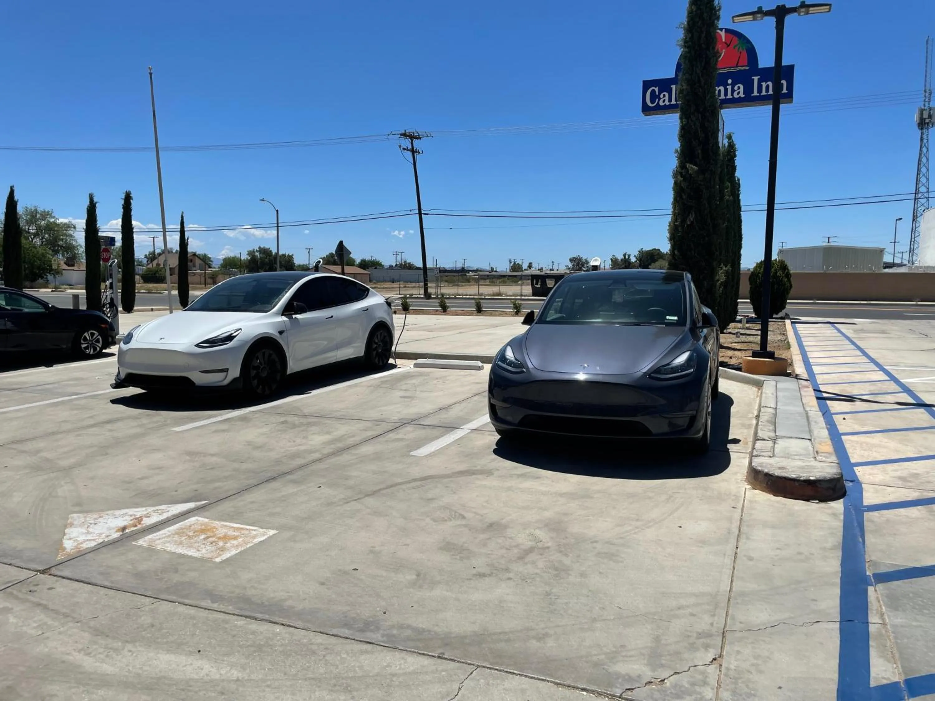 Parking in California Inn Hotel and Suites Adelanto US 395