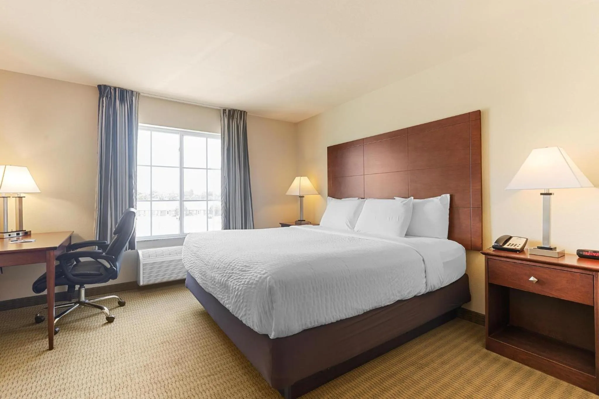 Bed in Cobblestone Hotel & Suites - Knoxville