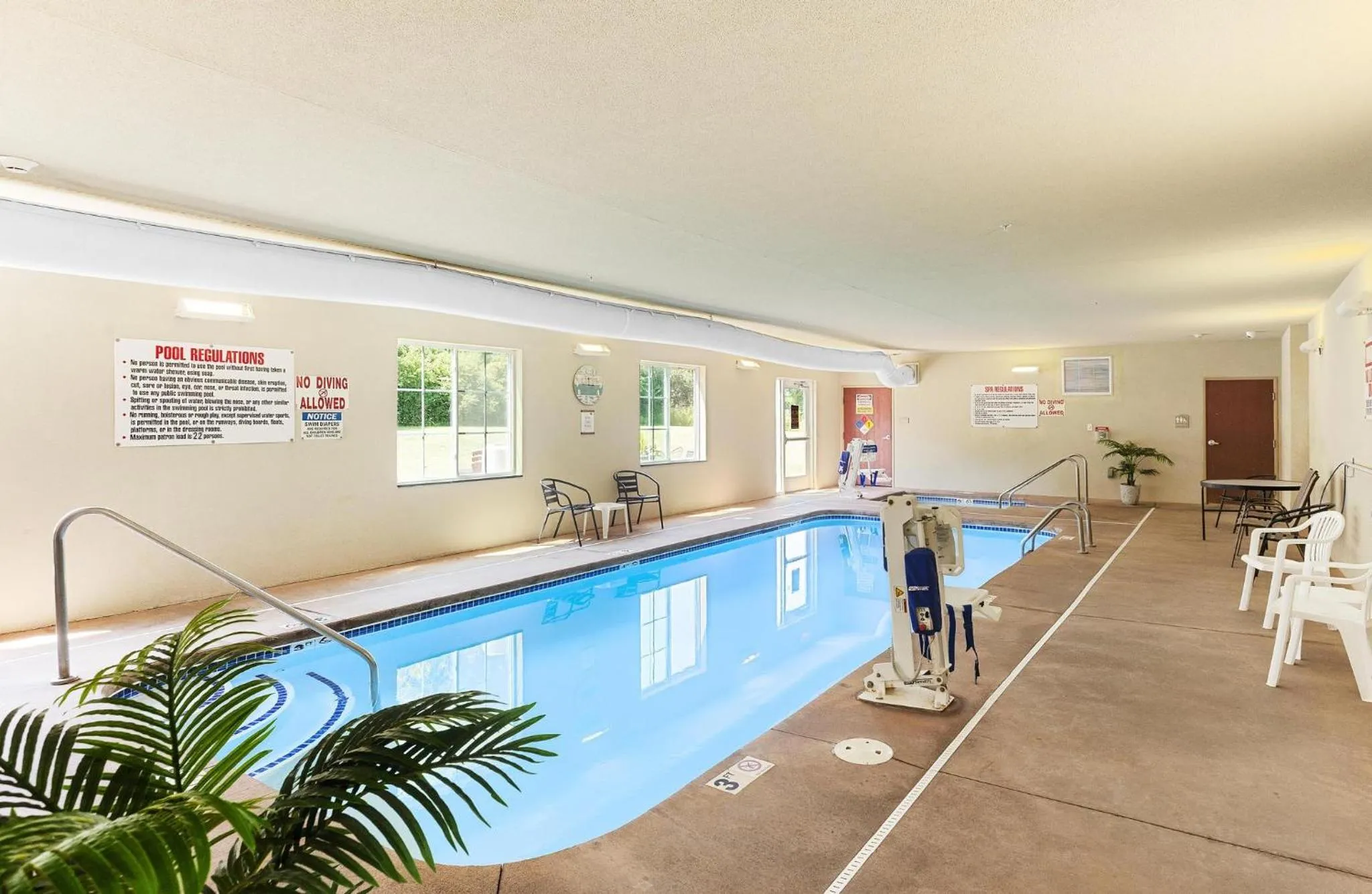Swimming pool in Cobblestone Hotel & Suites - Knoxville