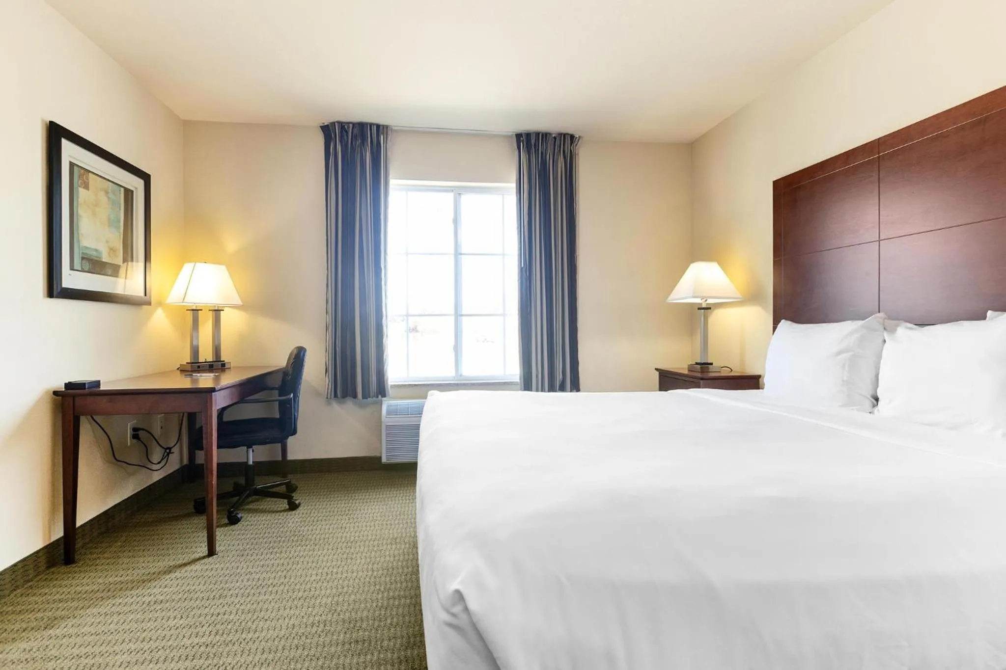 Bed in Cobblestone Hotel & Suites - Knoxville