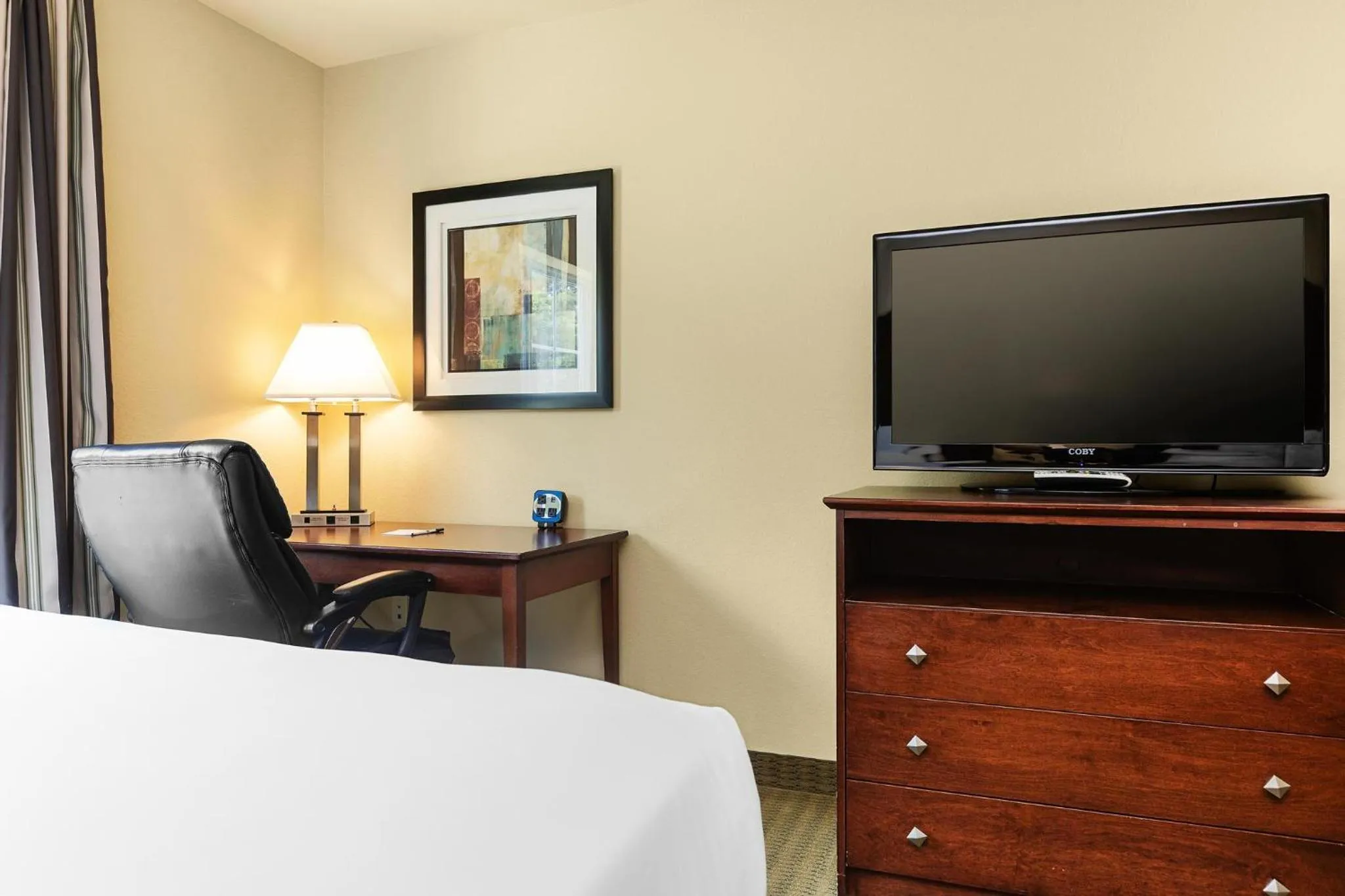 TV and multimedia, Bed in Cobblestone Hotel & Suites - Knoxville
