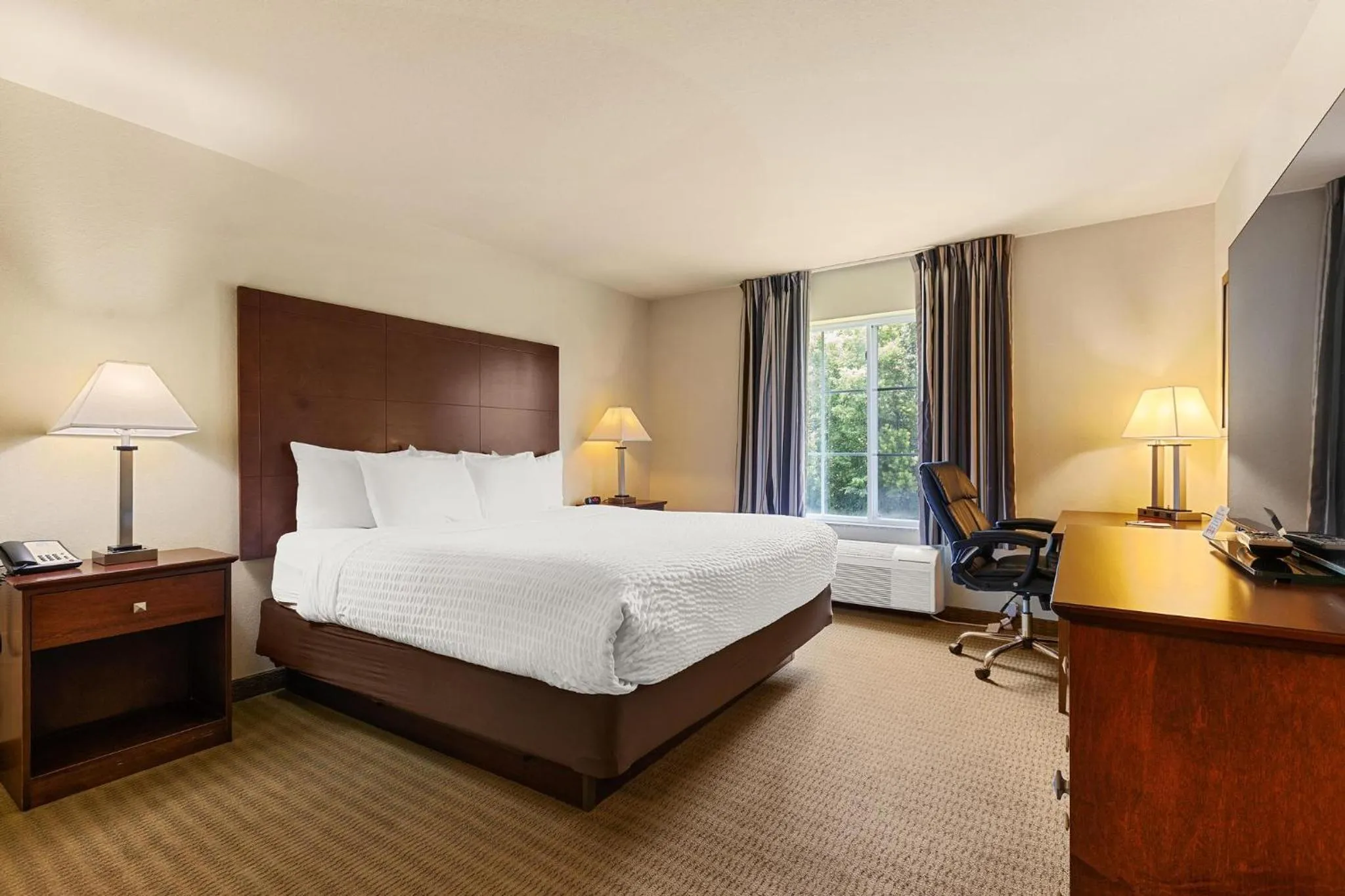 Bed in Cobblestone Hotel & Suites - Knoxville