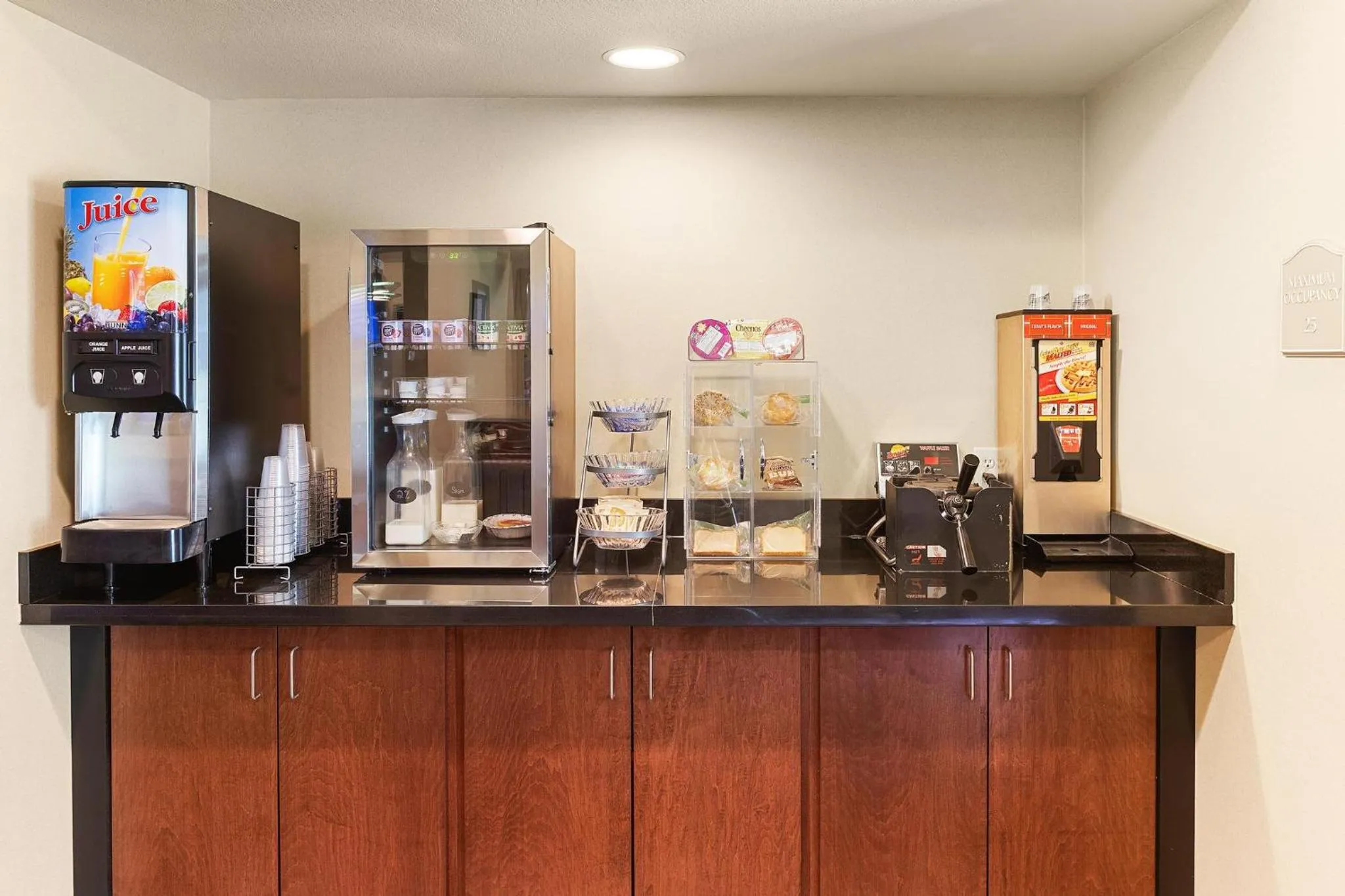 Breakfast in Cobblestone Hotel & Suites - Knoxville